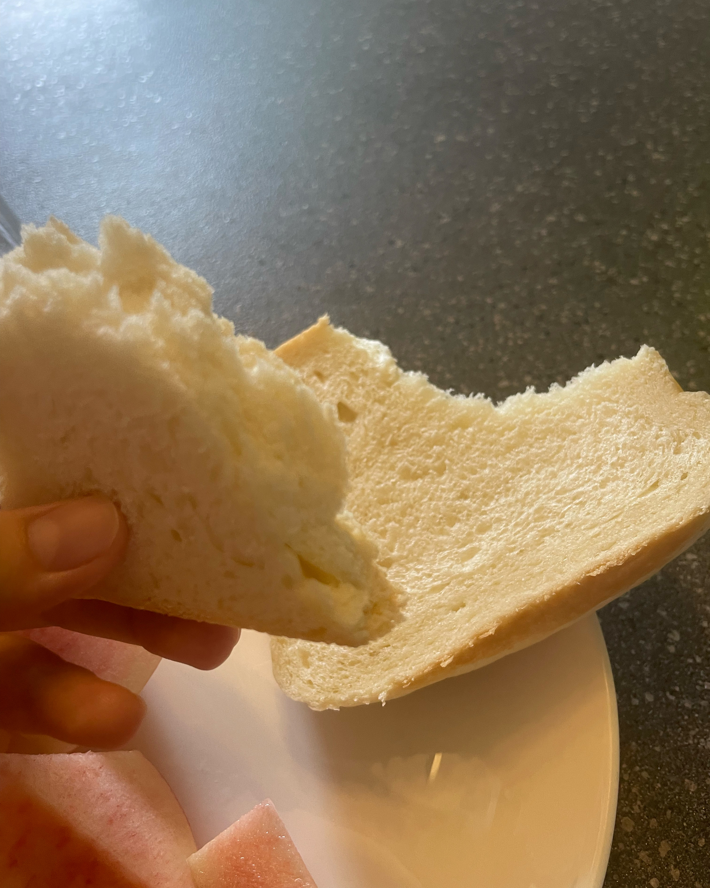 식빵계의 에르메스로 유명해서 사봤는데 진짜 맛있어요 식빵 갈색테두리를 싫어하는데 그 테두리