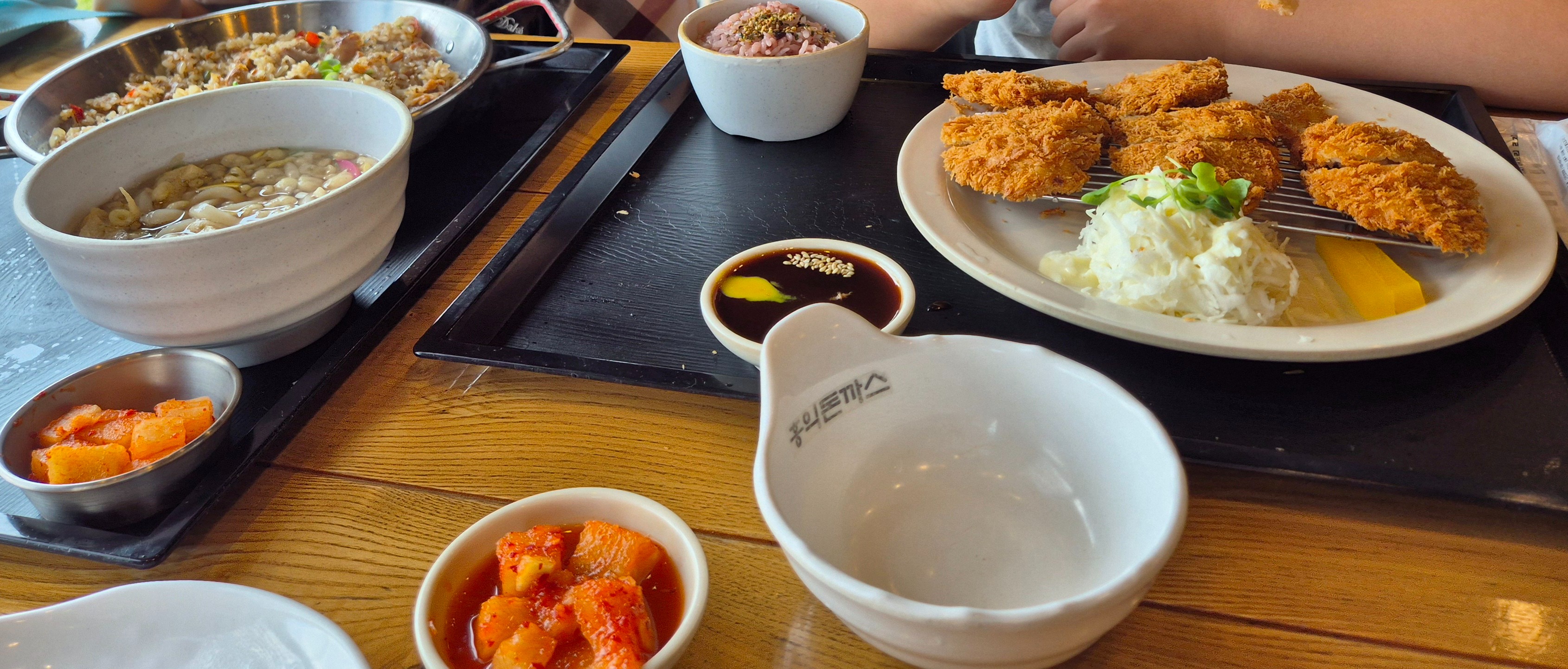 아이들이랑 같이 먹기 좋은 메뉴에요. 대기가 좀 있었어요. - 광양 맛집 홍익돈까스 광양점
