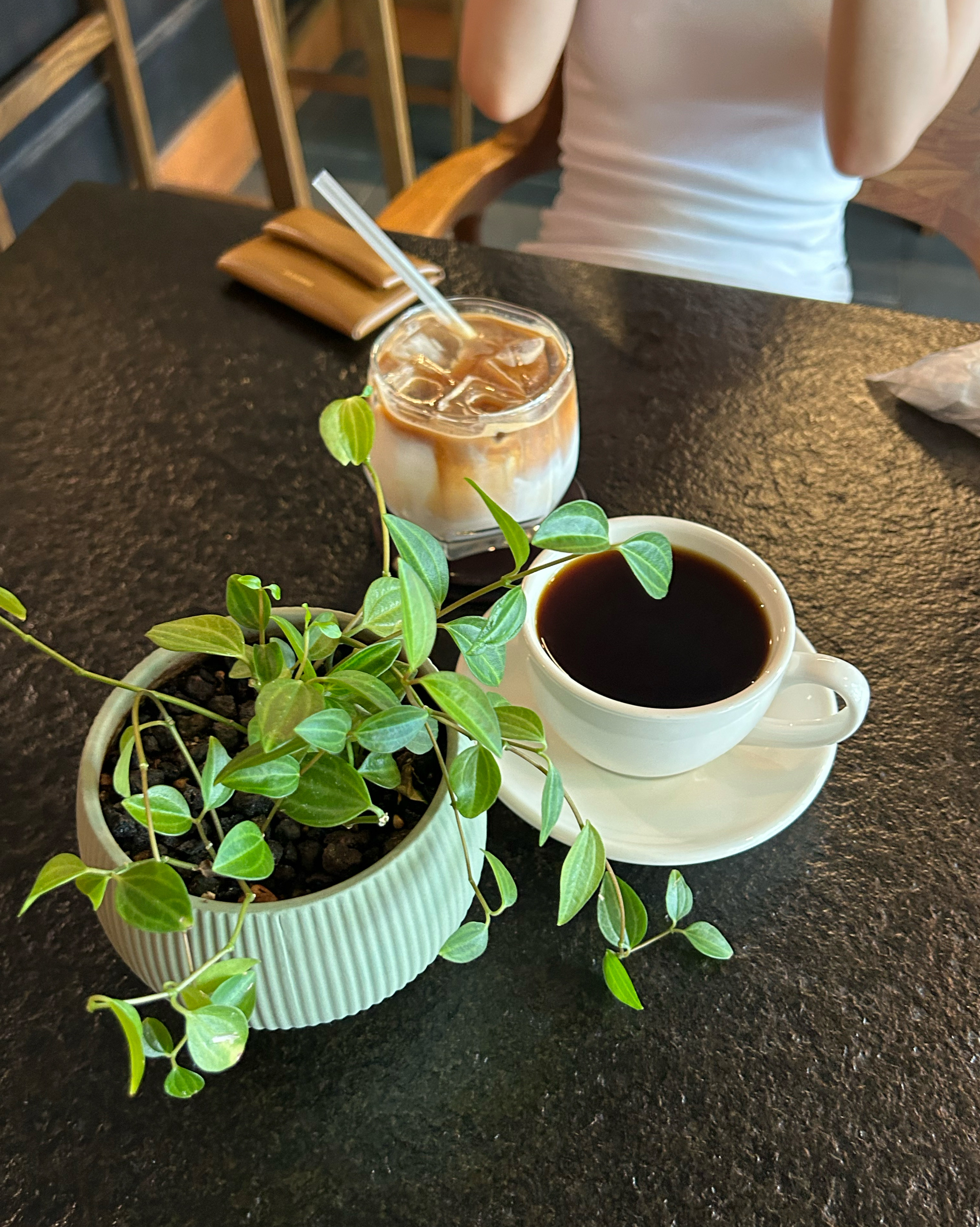공간이 이뻐 방문했지만 필터커피 마시고 깜짝 놀랐어요🤩 제가 좋아하는 커피 취향과 너무 잘