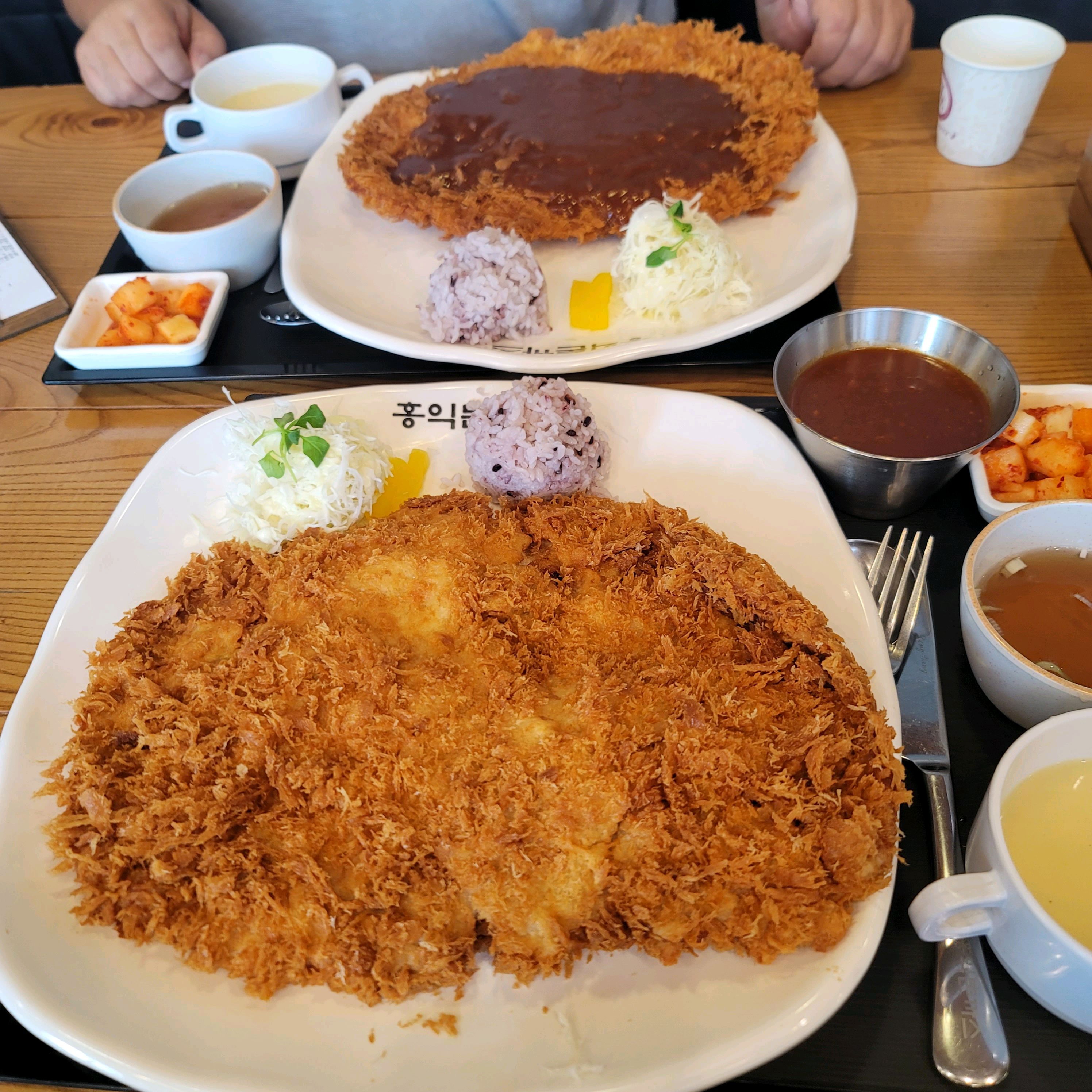 더운날에갑자기 돈가스가 먹고싶어 들렸네요~ 역시 홍익은 짱입니다~ 너무커서 다못먹고 남