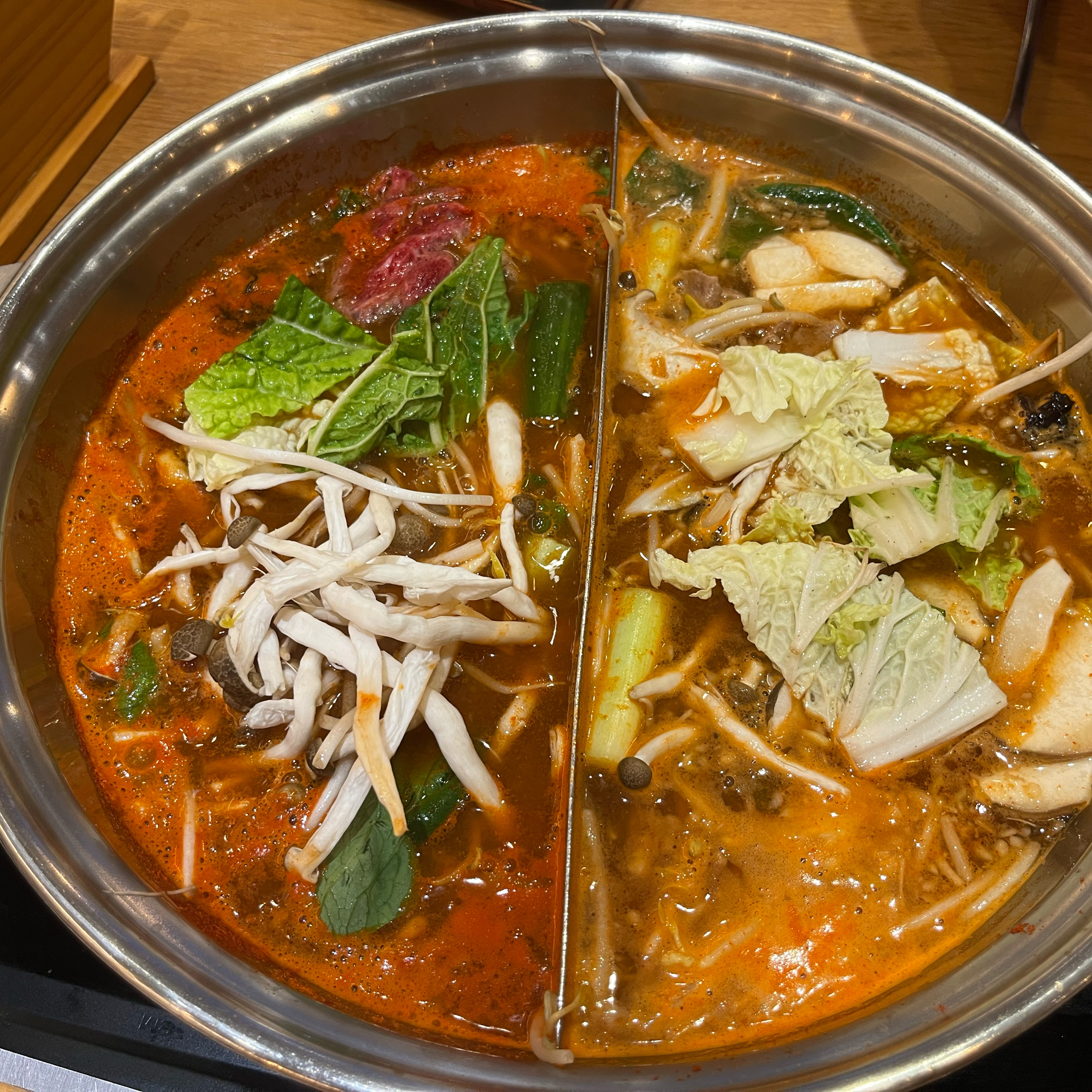 샤브 20이 양산북정에서 가장 핫플이길래 방문해봤어용ㅎㅎ 고기도 무제한으로 즐길 수 있는데