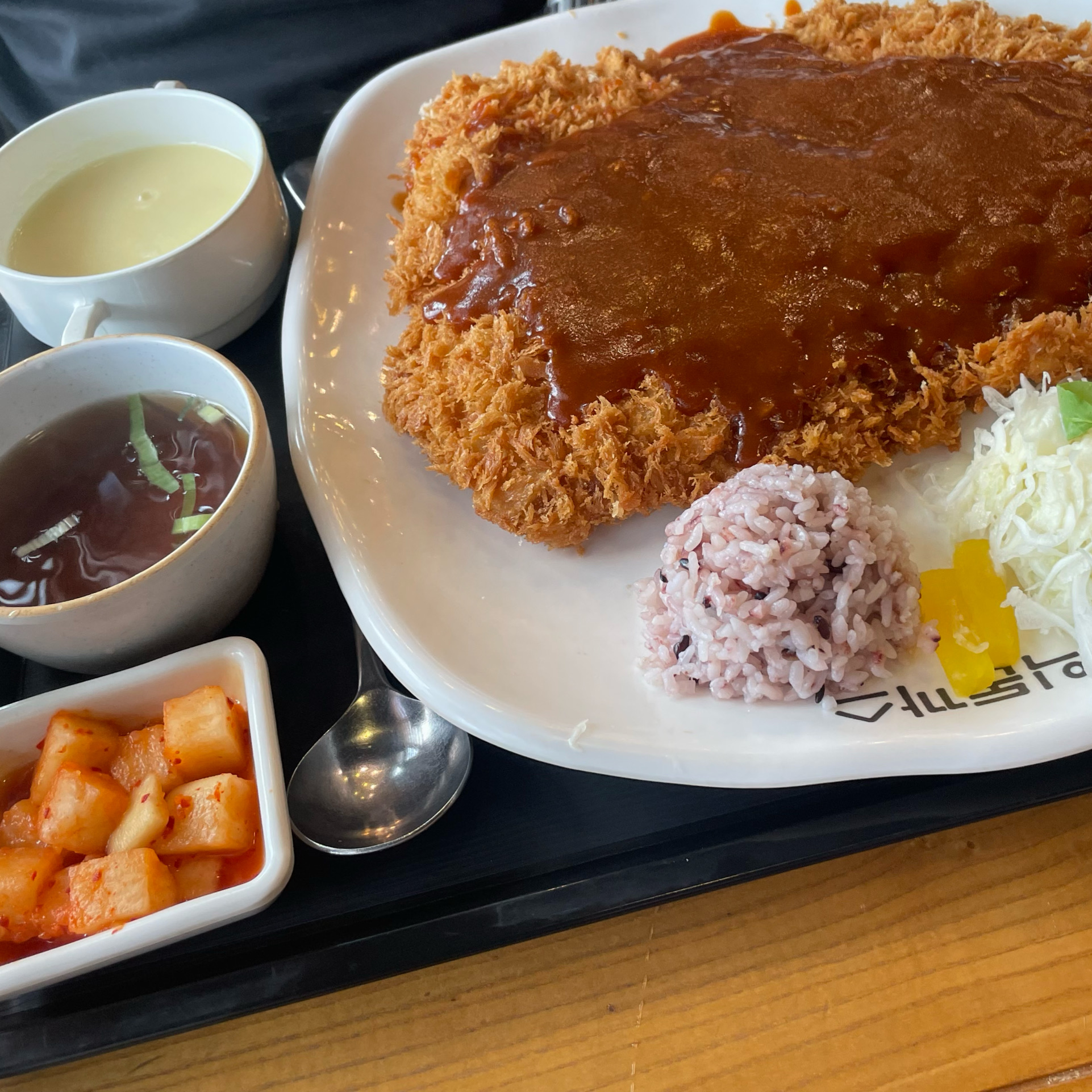 양이 정말 많아서 둘이 먹어도 괜찮아요. 기대없이 생선까스 시켰는데, 바삭바삭하고 생선살도