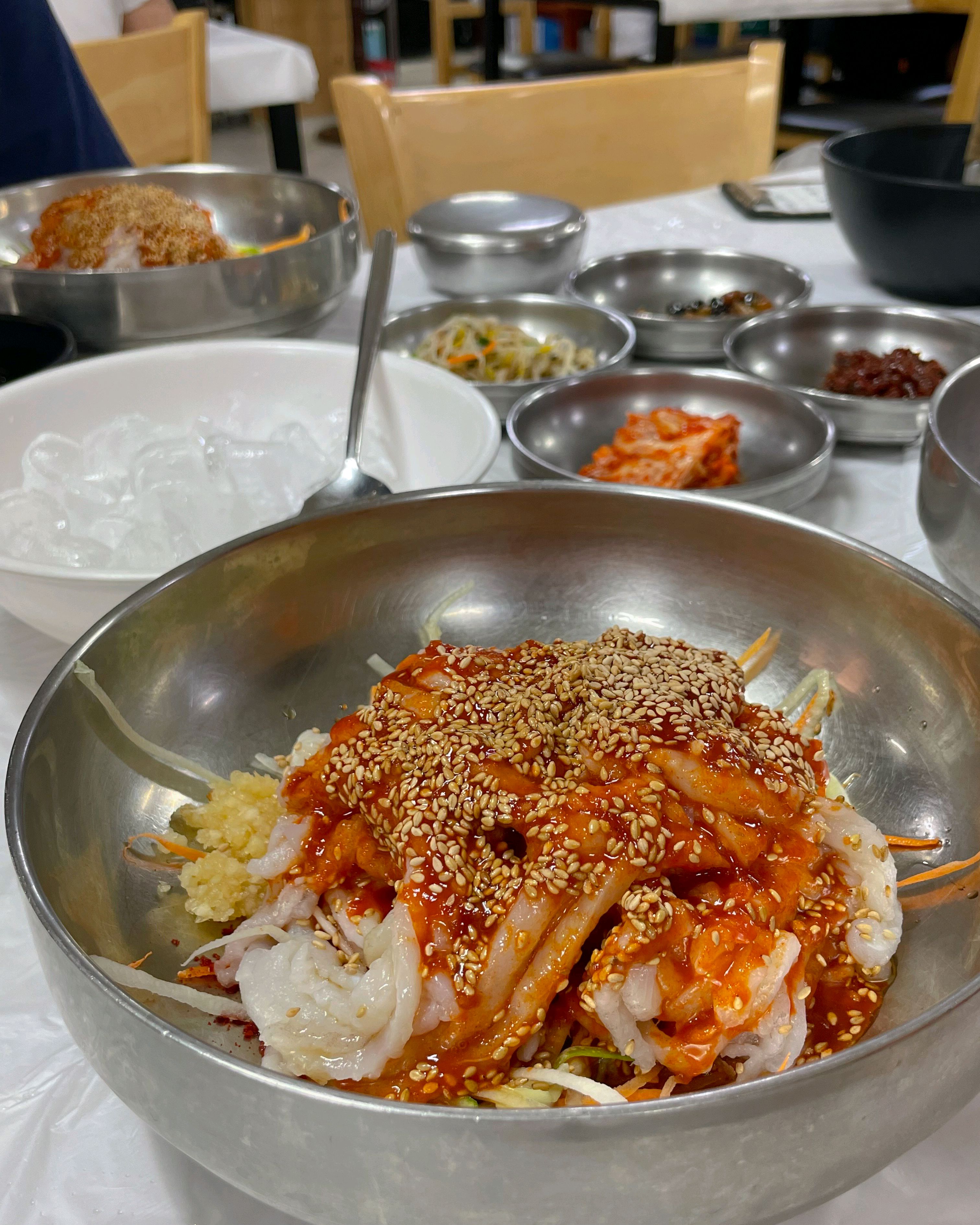세꼬시 특유의 뼛조각들이 식감의 재미를 더해줘서 재밌게 먹었습니다! 물회가 아닌 물회 덮밥