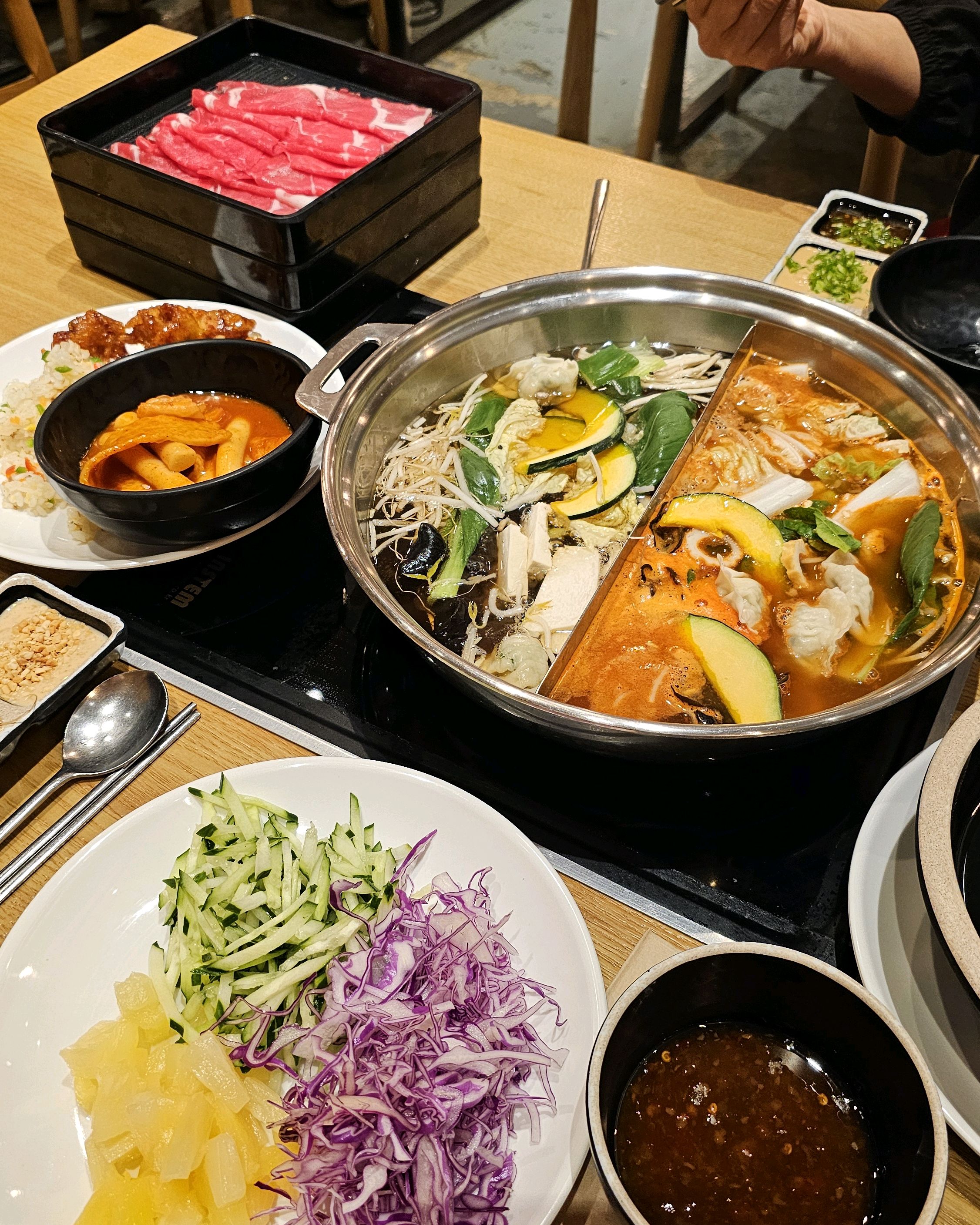 손님이 항상 많은 듯해요 - 대구 수성못 맛집 샤브20 수성못점