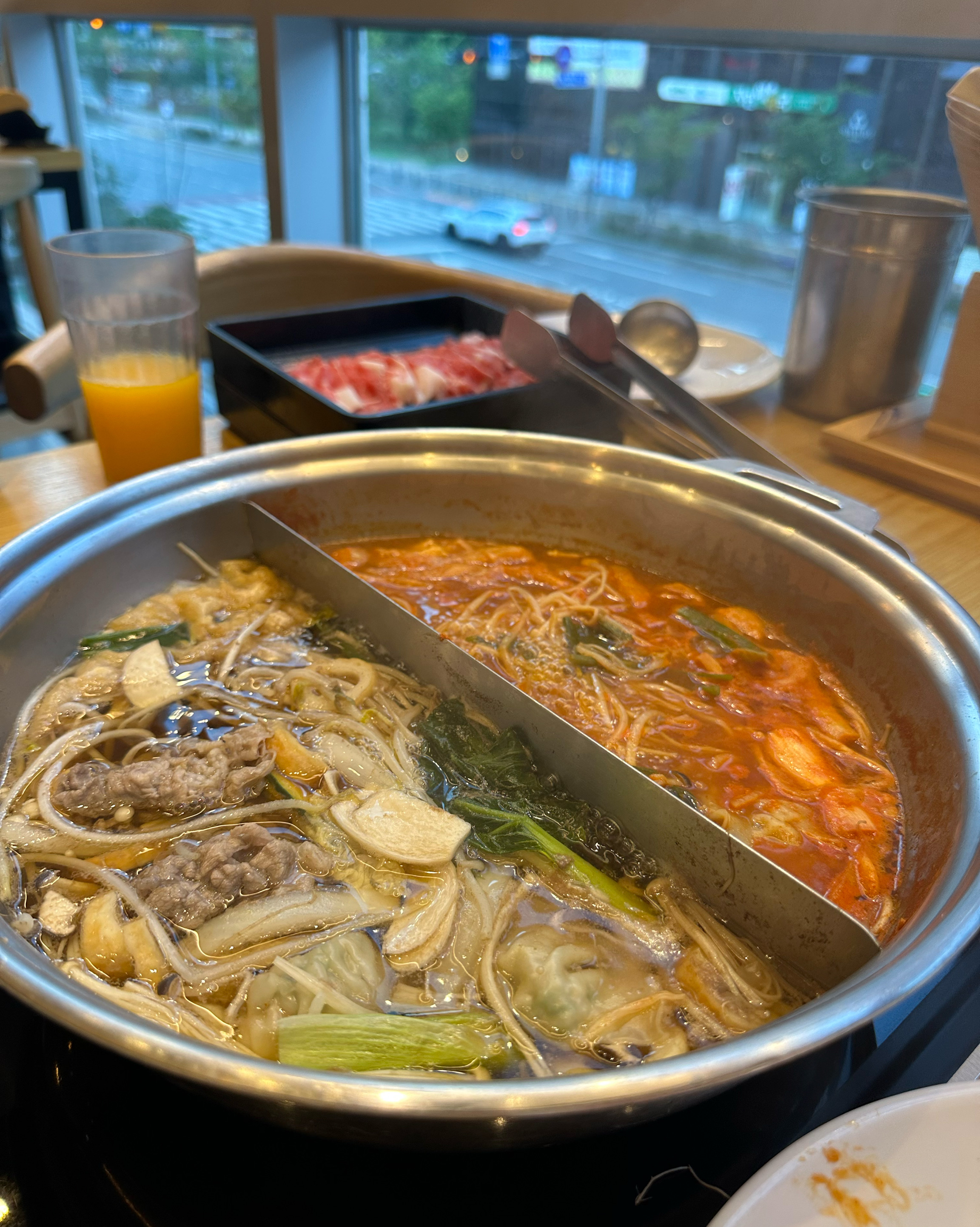 율하맛집 ! 주차하기편하고 신선한 야채를 듬뿍 먹을 수 있어서 좋아요 직원분들도 친절하십니