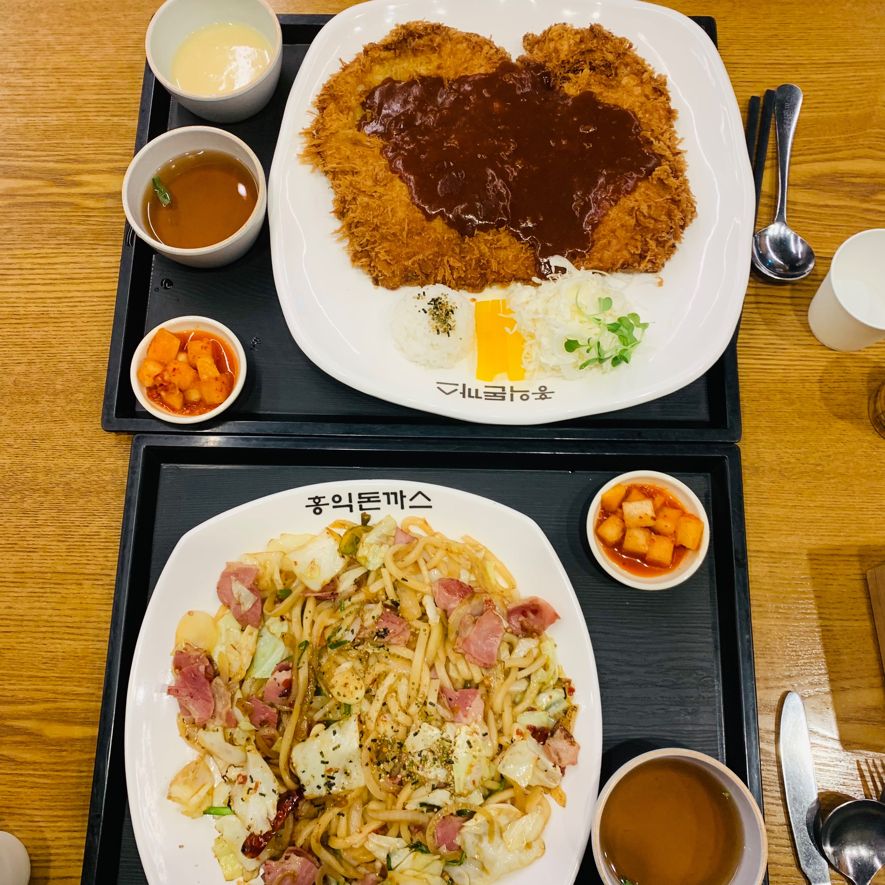 저녁시간보다 조금 늦은시간에 방문하니 사람이 없어서 바로 입장할 수 있었어요. - 서산 호수공원 맛집 홍익돈까스 서산점