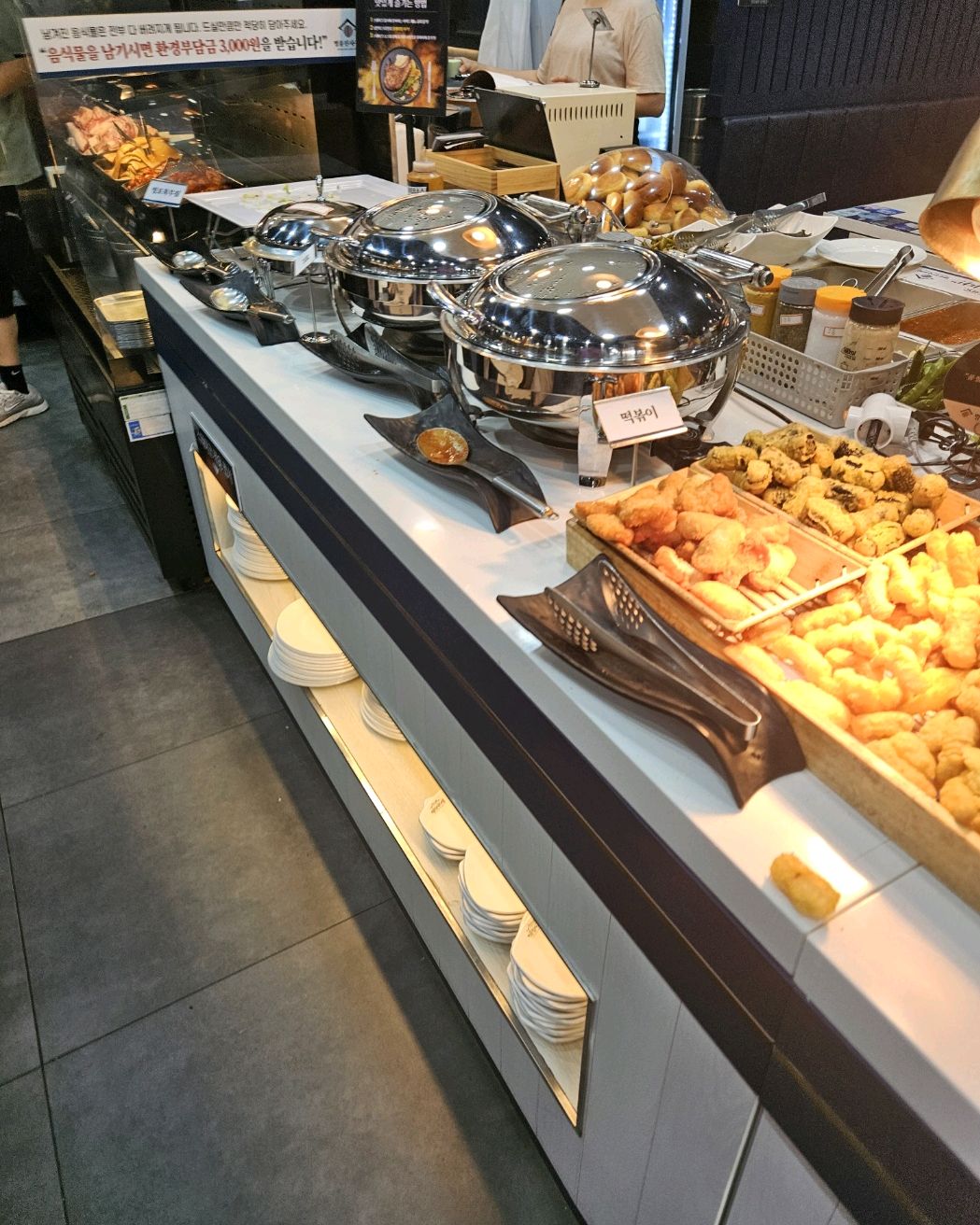 무한리필로 다양한 고기 종류와 깔끔한 셀프바가 매력적인 곳 돼지갈비와 생고기 모두 맛나고