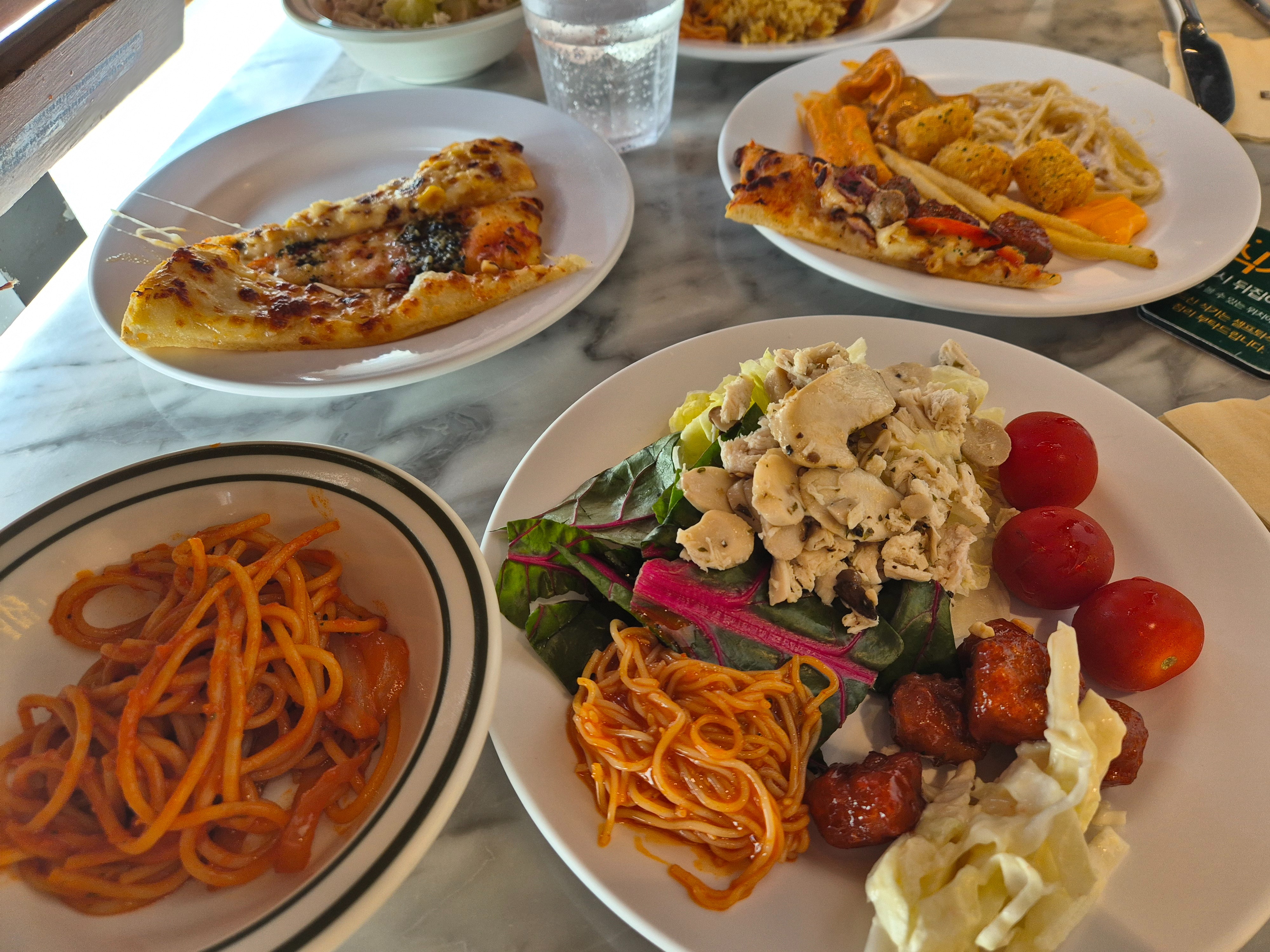 스파게티랑 피자 맛있었어요~아이랑 기분 좋게 식사 했지만 정면 천장에 에어컨을 보는데 하.