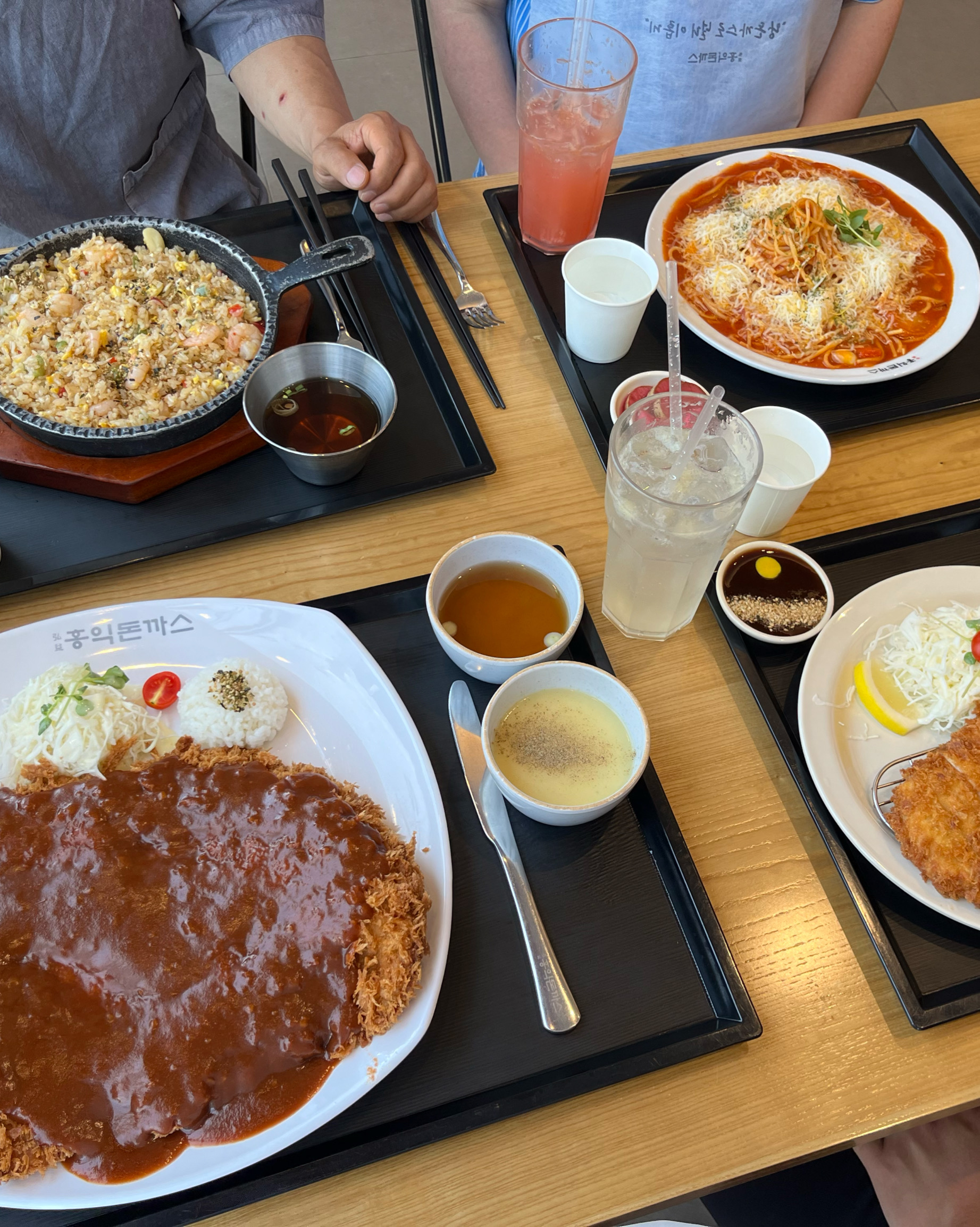 매장이 넓고 양이많네요 종류도 다양하고 음식이 빨리나오더라구요!! - 홍천 맛집 홍익돈까스 홍천점