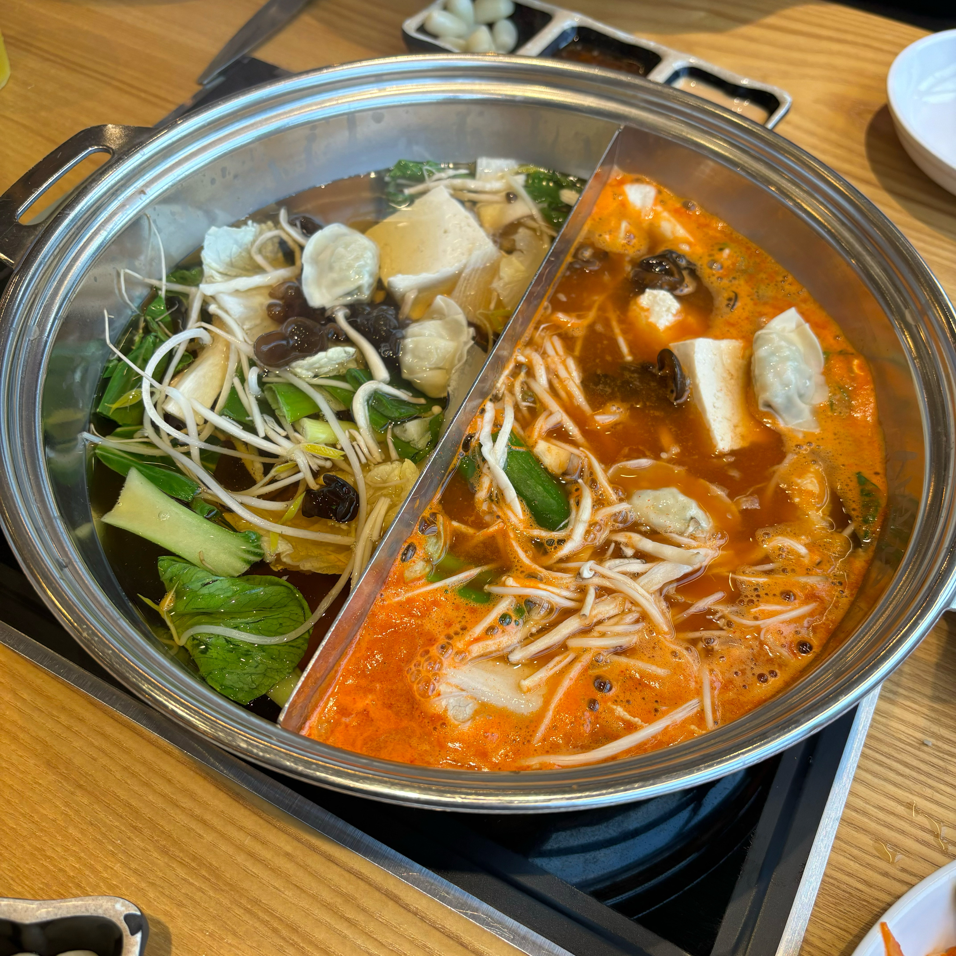 샤브샤브의 맛집💜 고기의 질이 너무 좋아요 무한리필이라 정말 배부르게먹었어요 양념치킨, 볶