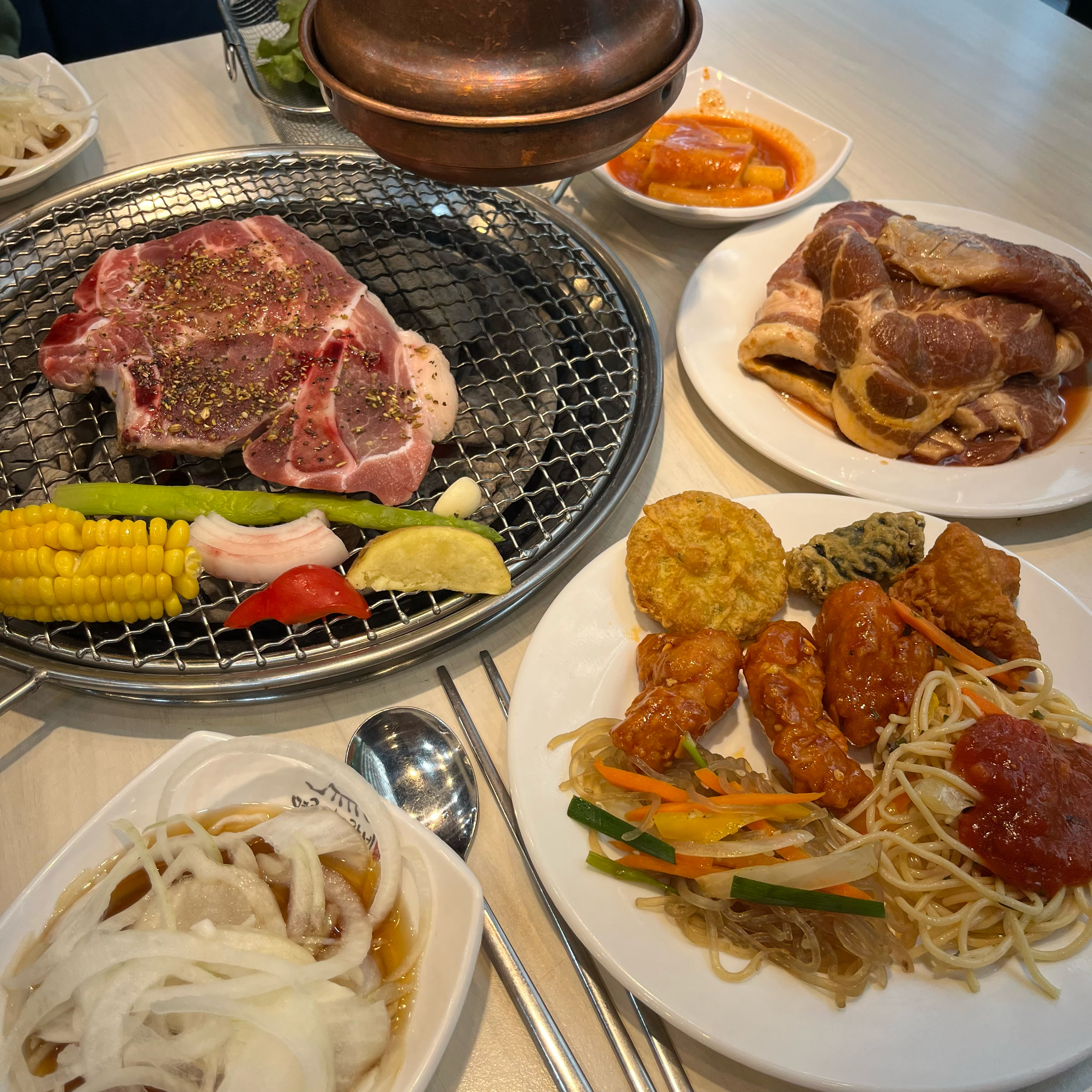 가격이 저렴하고 2시간동안 무제한으로 먹을수 있어서 좋아요 갈비가 목전지더라도 부드럽고 괜
