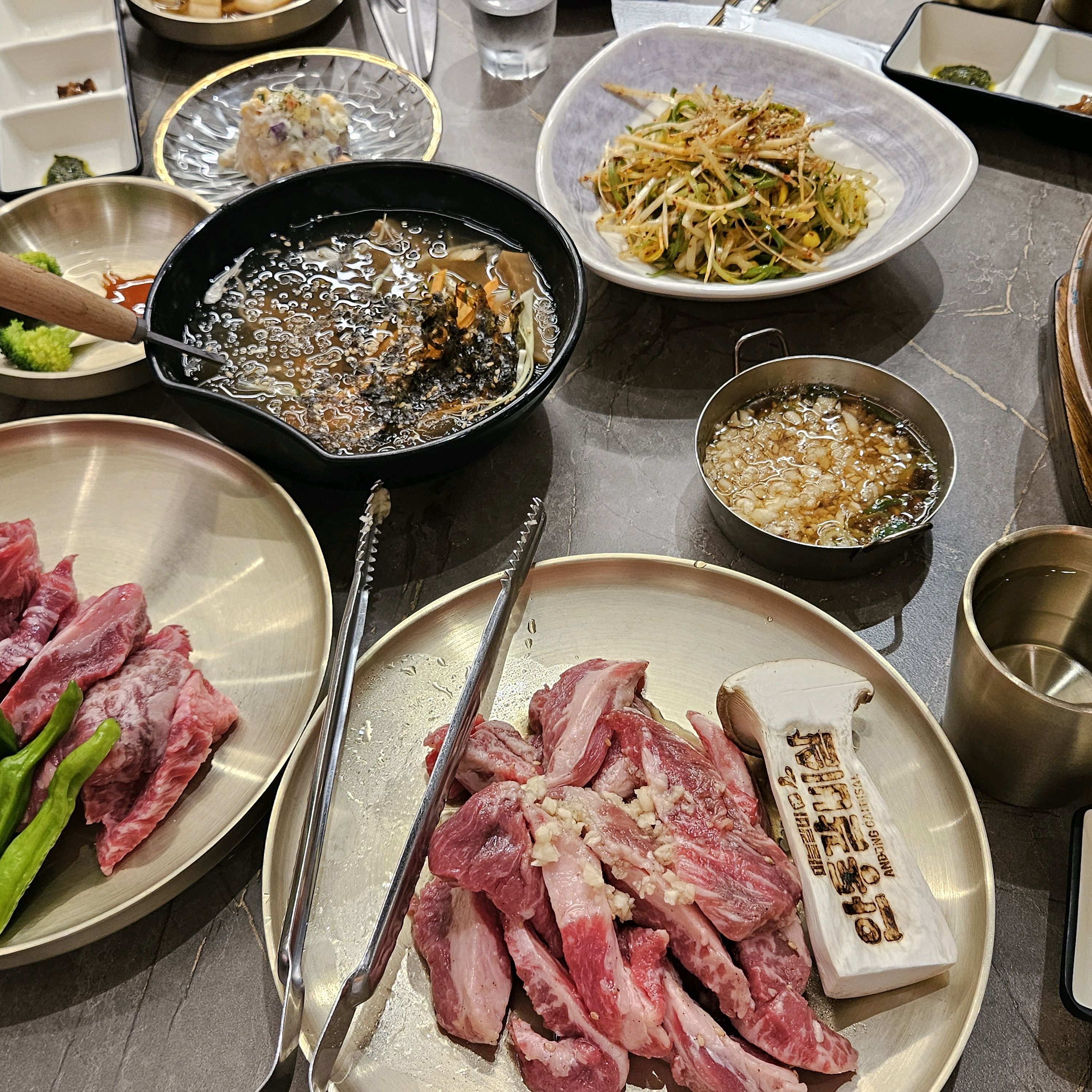 상차림도 잘나오고 고기 넘 맛있고 항상 친절해서 또 갈듯해요 - 천호동 맛집 오성안동갈비살 강동본점