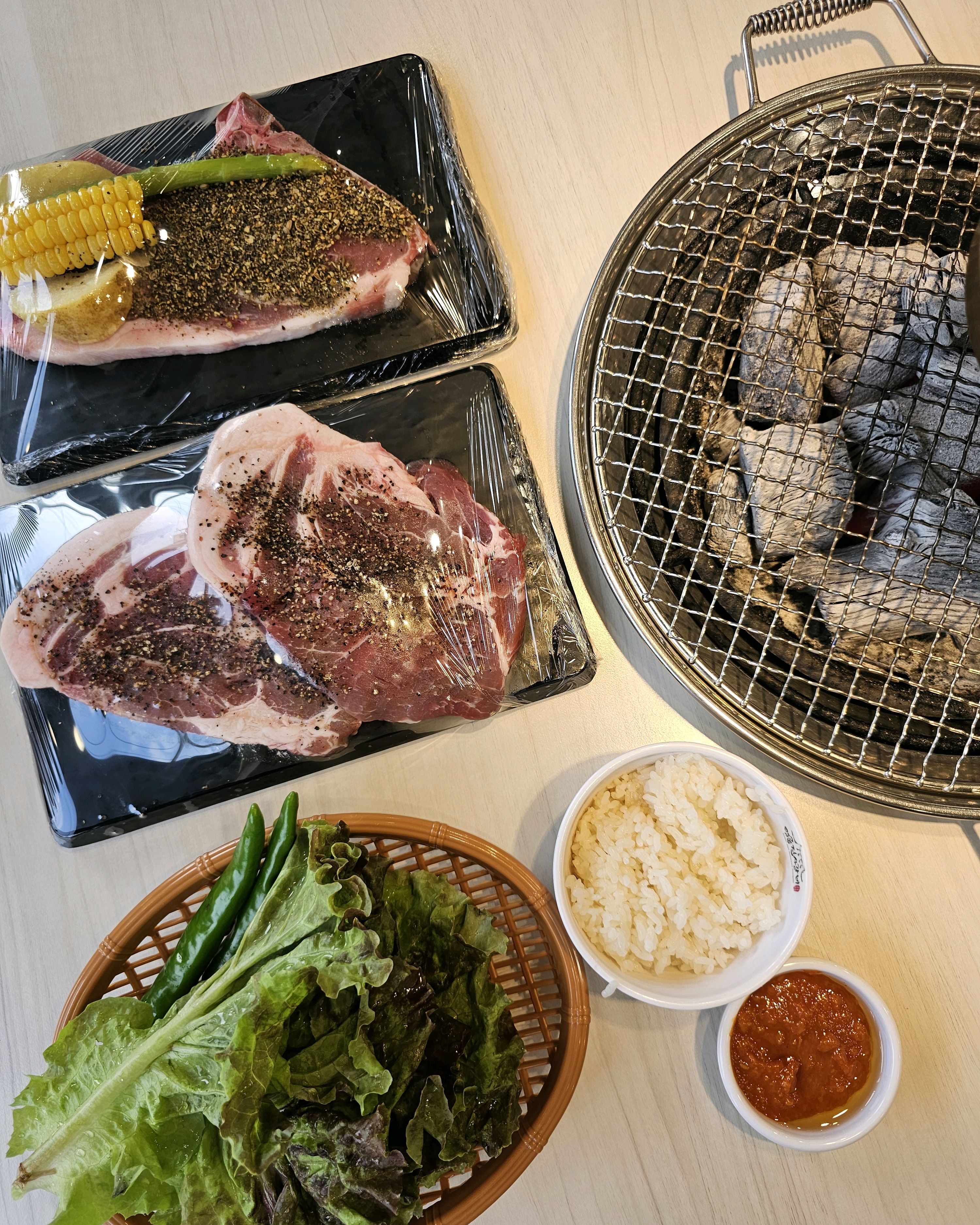 스테이크랑 목살 삼겹살 맛있어요 딱 필요한 메뉴만 있고 다 먹을만한 가성비 좋은 무제한 고