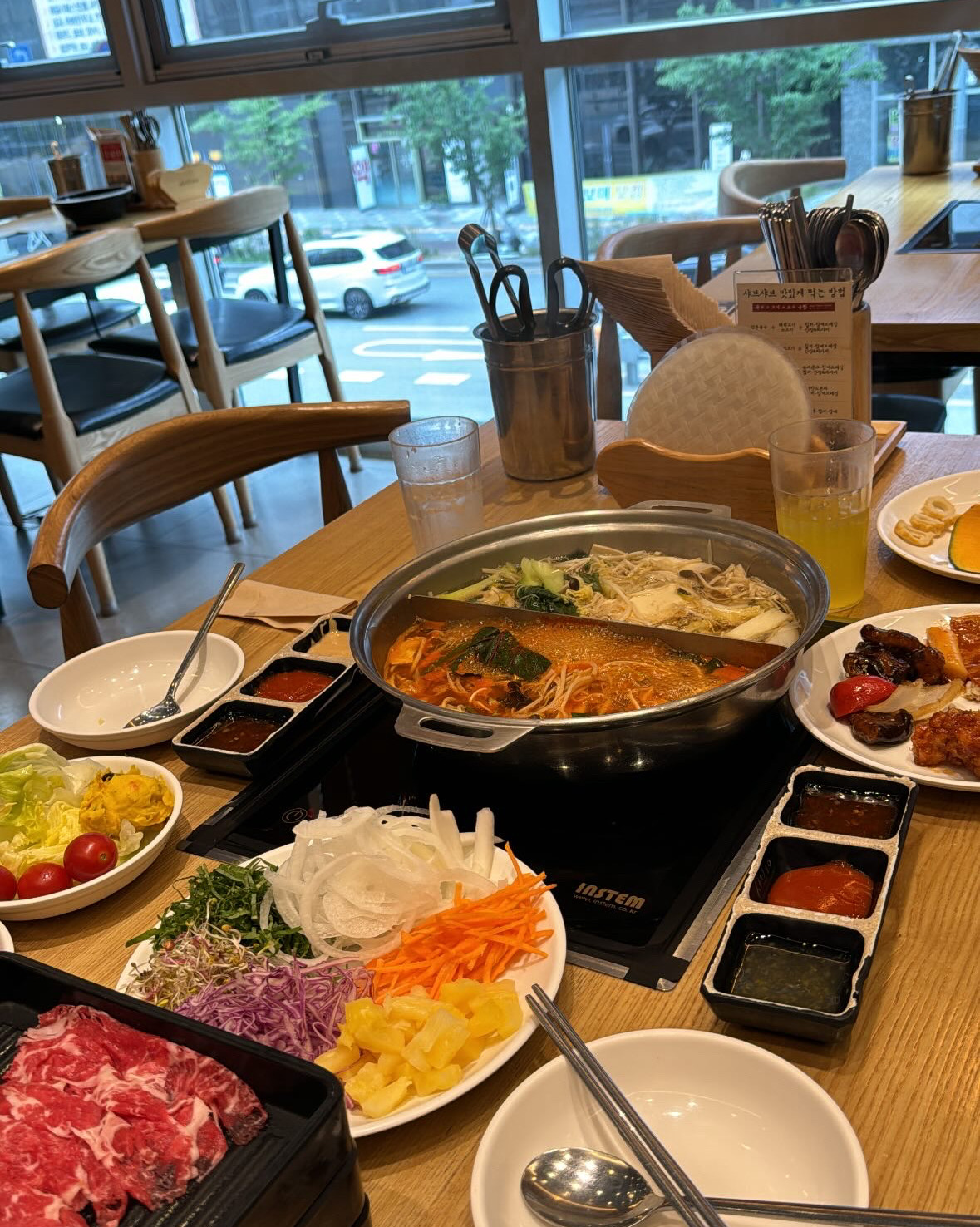 재료들이 다 신선하고 맛있었어요, 매장도 넓고 깨끗해서 너무 만족스럽게 식사하고 왔습니다