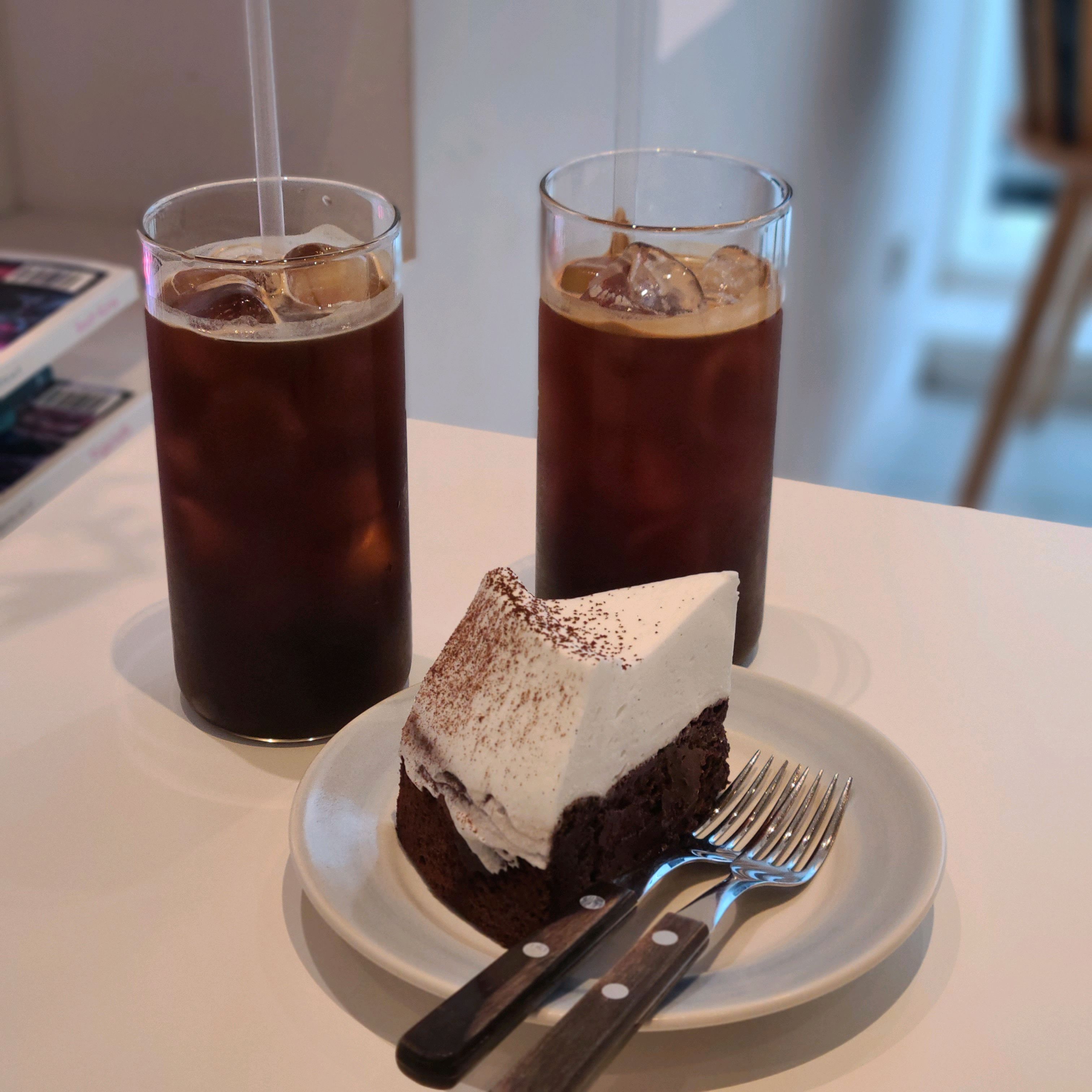 아이스 아메리카노와 케이크