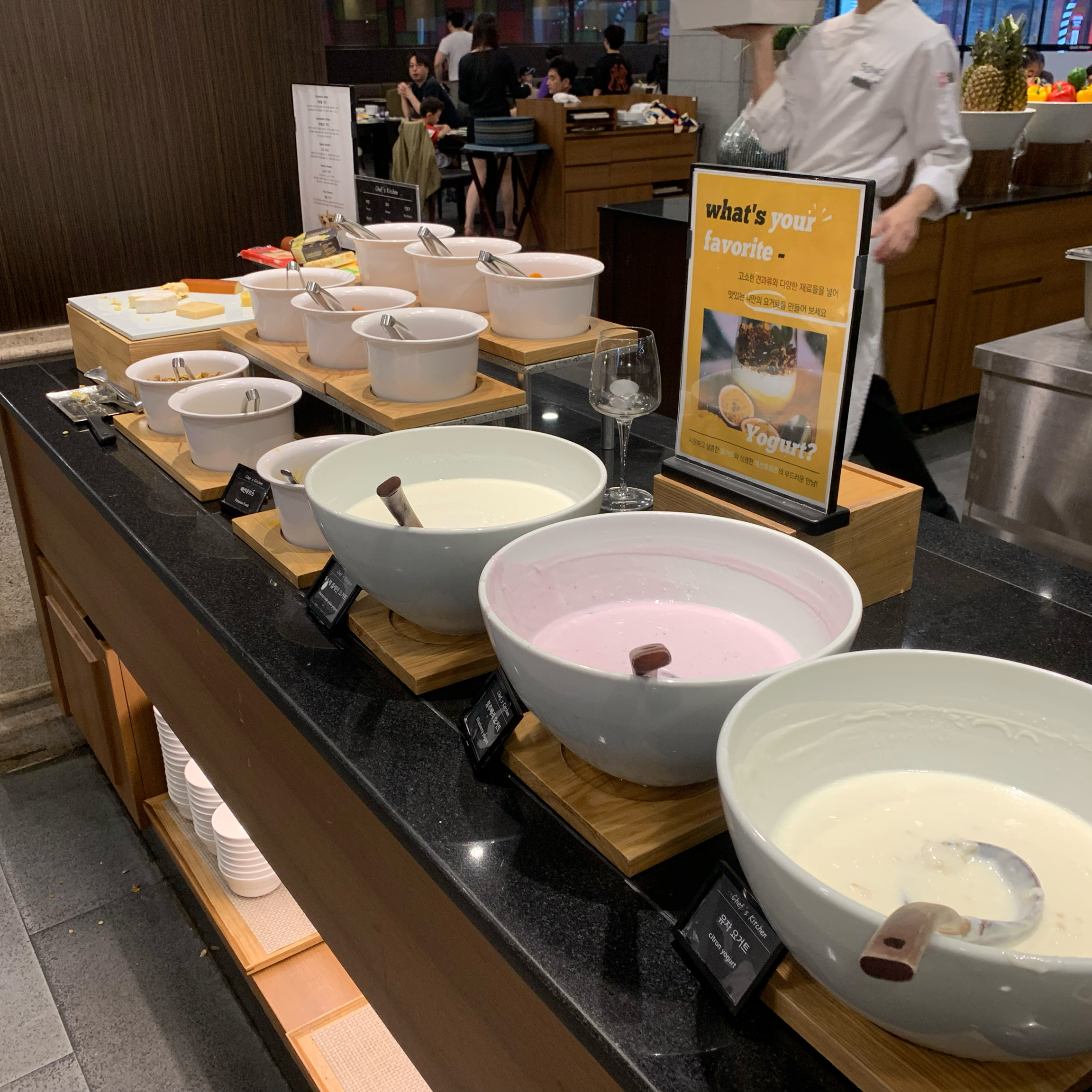 디저트 코너의 다양한 케이크와 과일