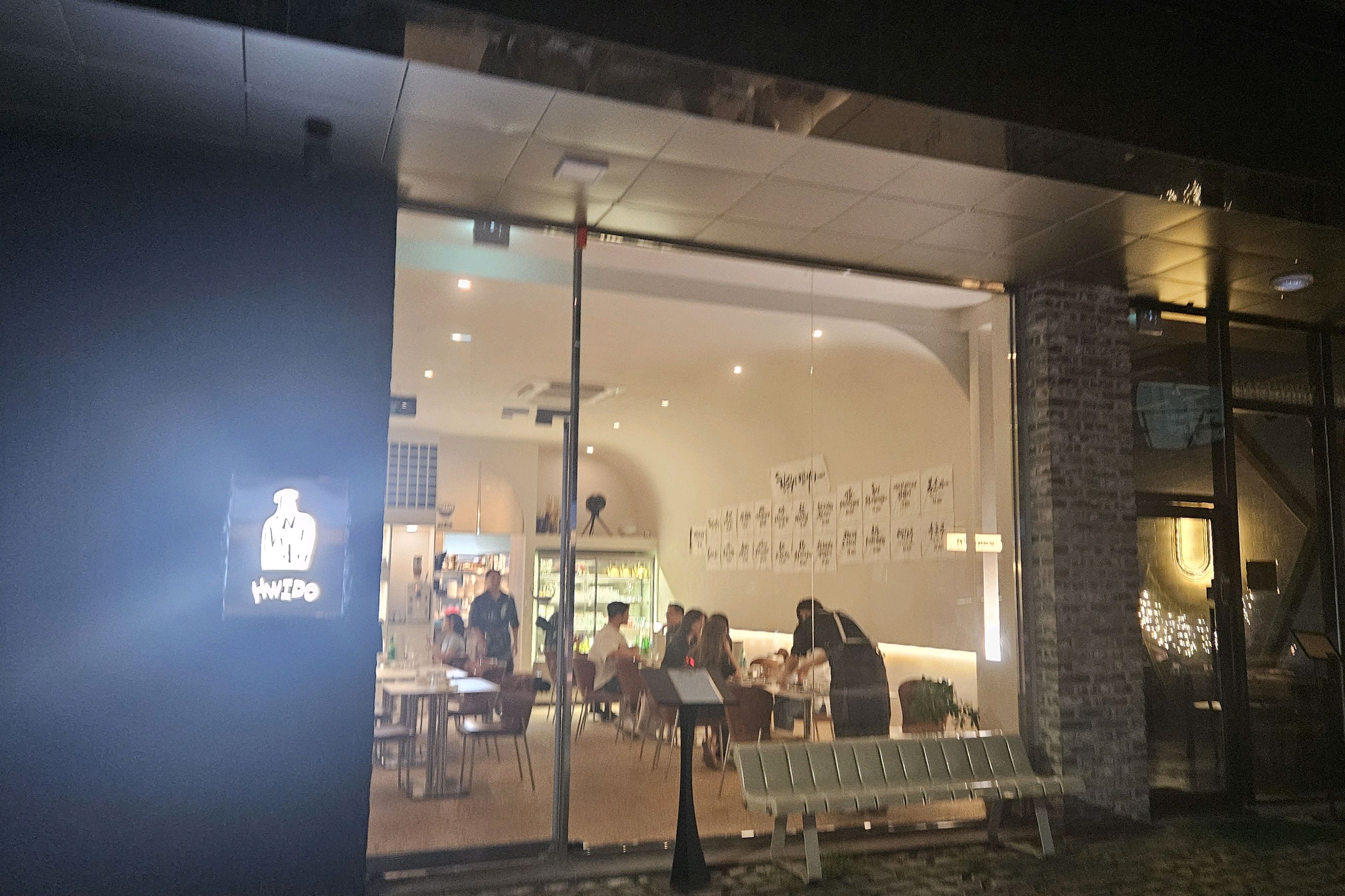 리뷰가 넘 좋아서 꼭 방문하고싶었어요~ 오늘 저녁 8시쯤 방문했는데 이미 만석인데 한팀이 