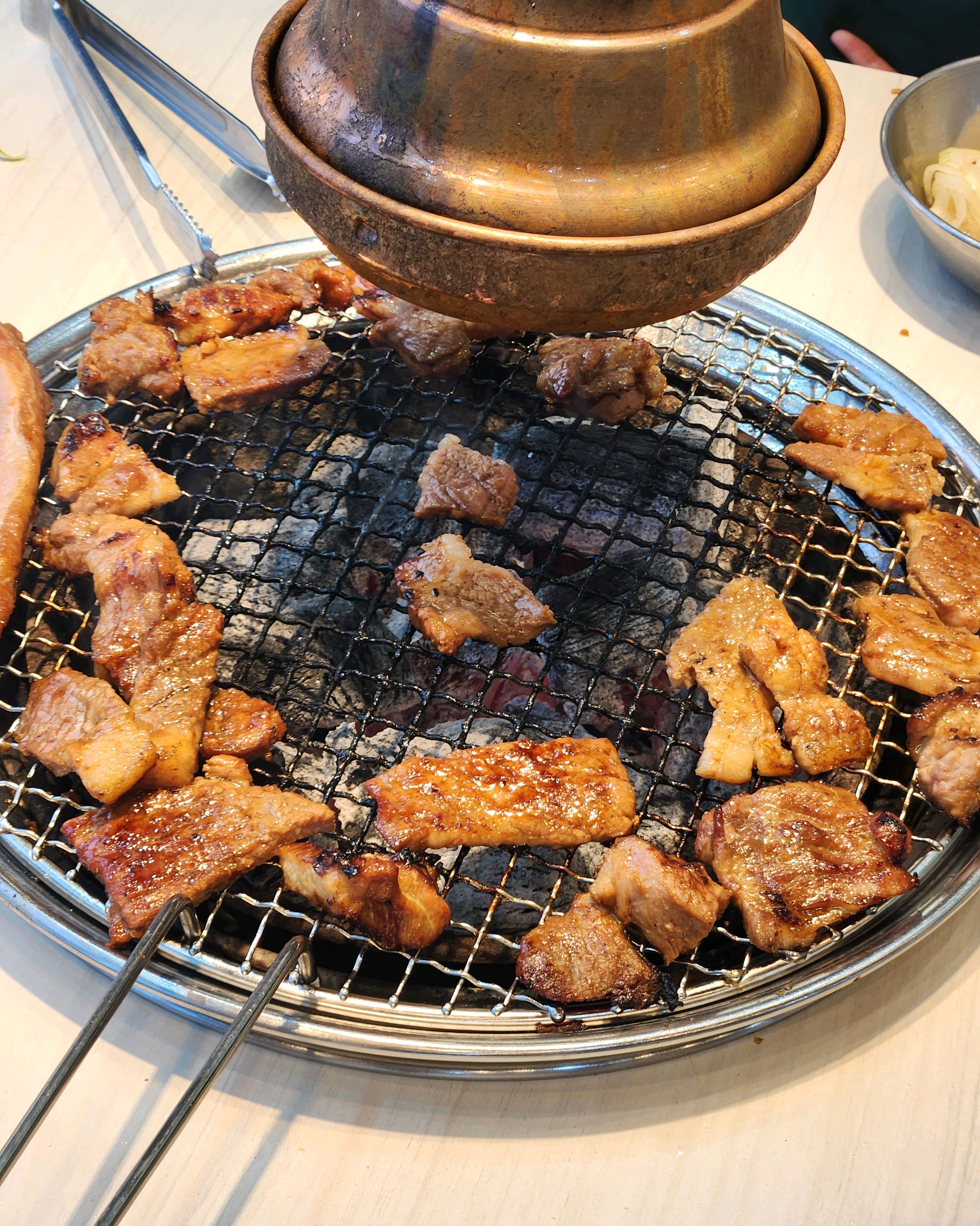 무한리필 고기집들 중에서도 고기질이 좋고 갈비 외에도 삼겹살, 프렌치렉, 닭갈비, 껍데기