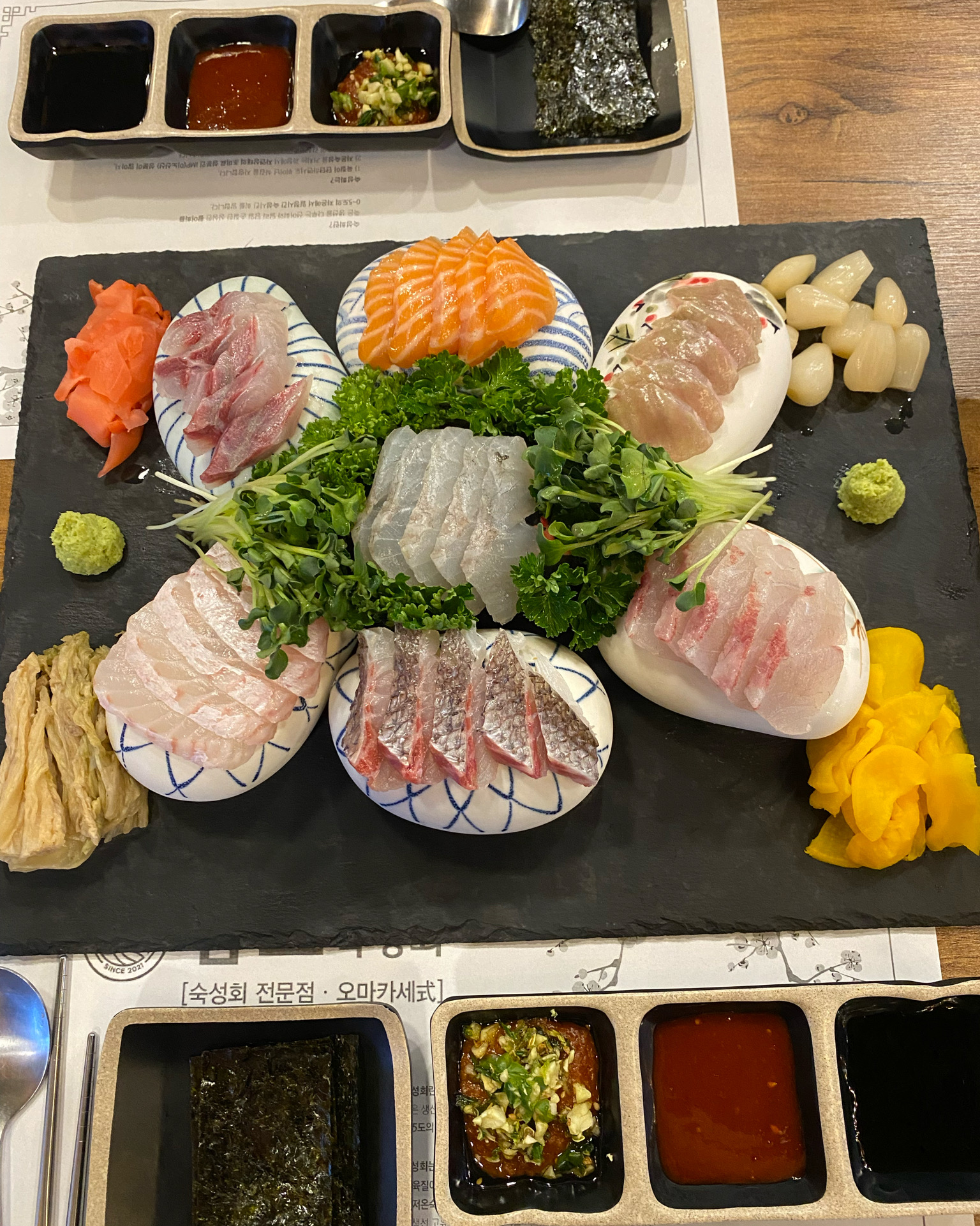넘 맛있어요~구성도 다양하고 무한리필이라 양껏 먹을수도 있고 친구랑 얘기하기도 좋더라고요
