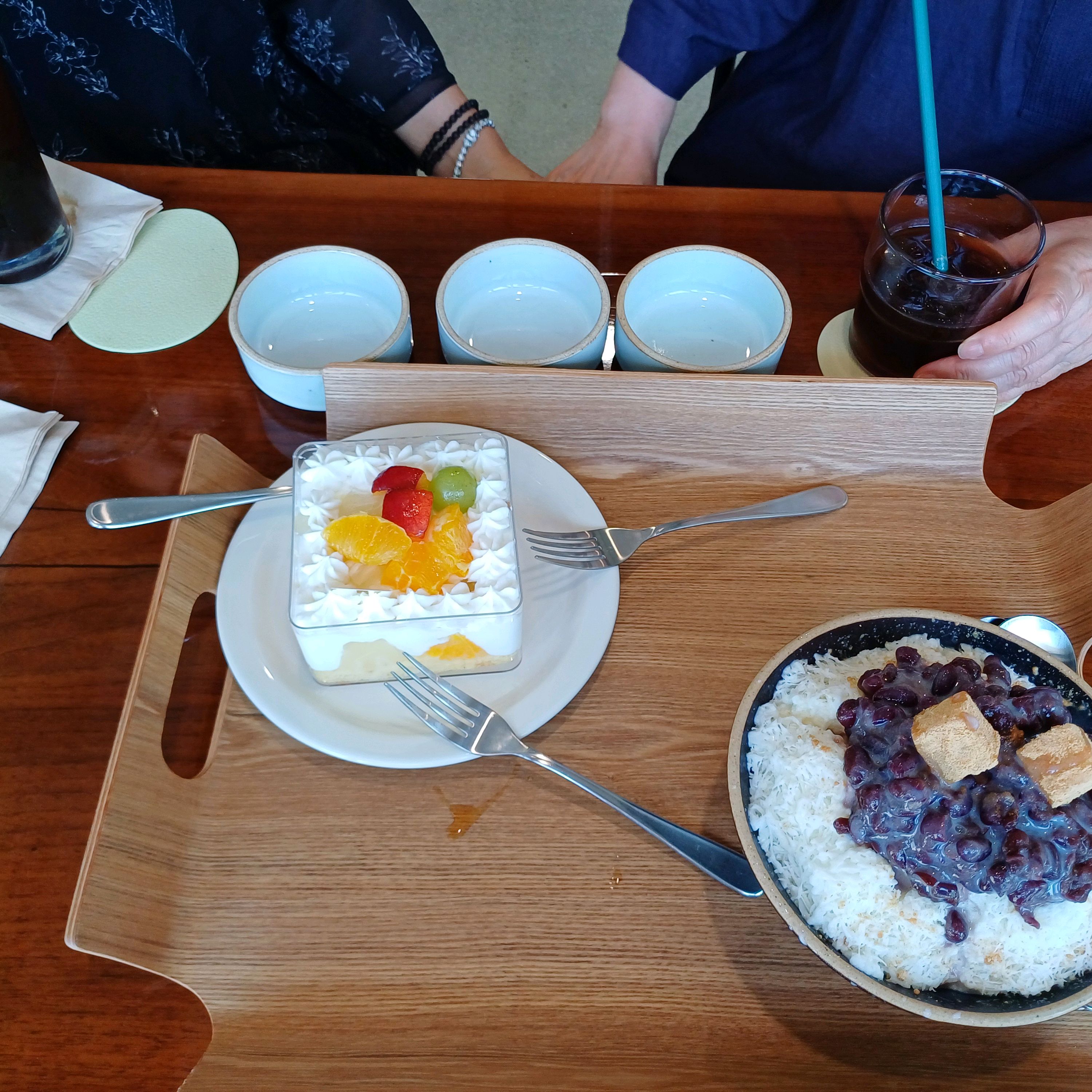 커피도 빙수도 케잌도 맛있어요.빙수에 들어간 팥은 국산 팥으로 만들어졌다니 더 믿고 먹는