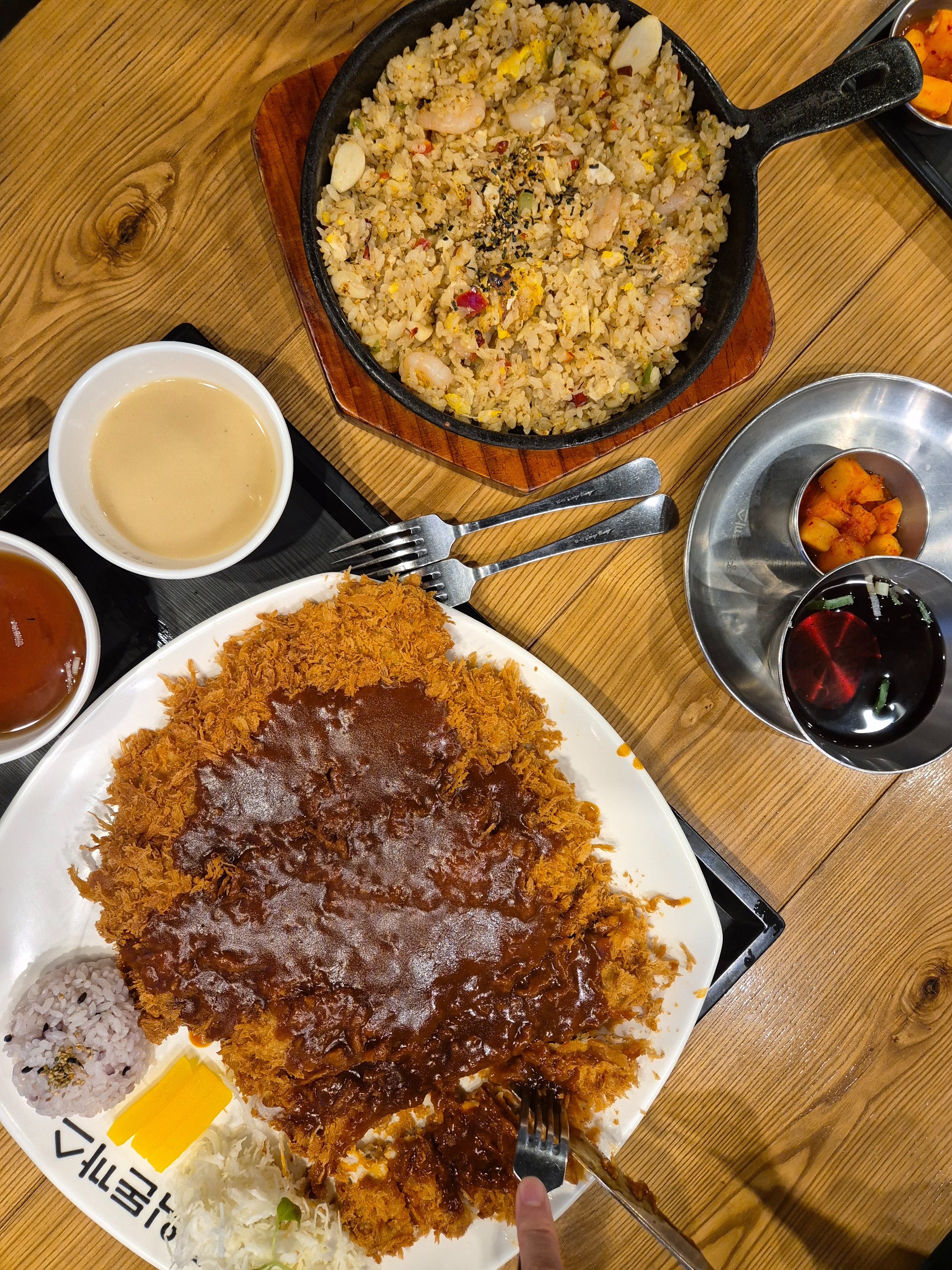 메뉴마다 양이 많아요 - 동탄 호수공원 맛집 홍익돈까스 2동탄호수공원점