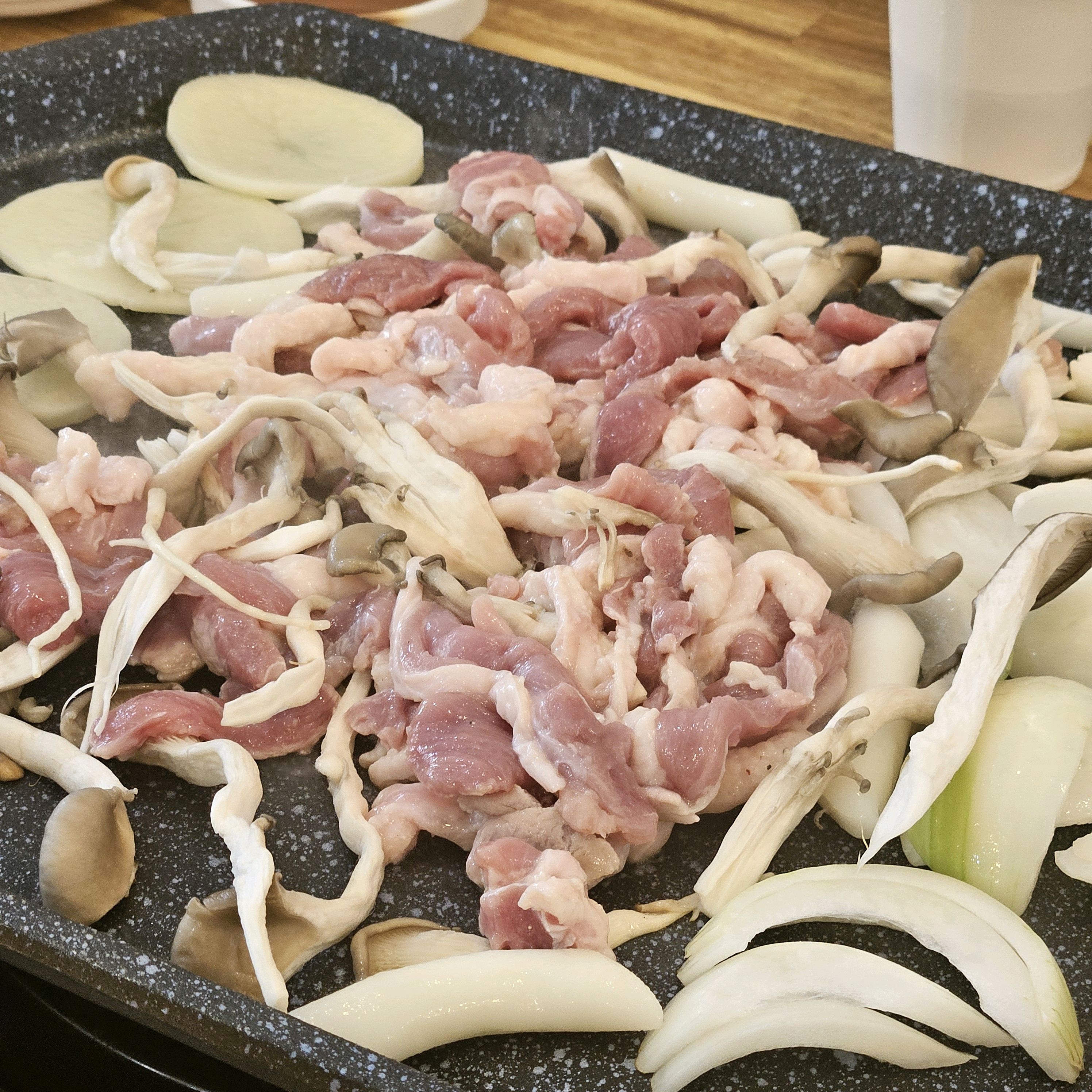 단체 회식으로 왔는데 가게 넓고 너무좋아요 - 천호동 맛집 천호유황오리주물럭