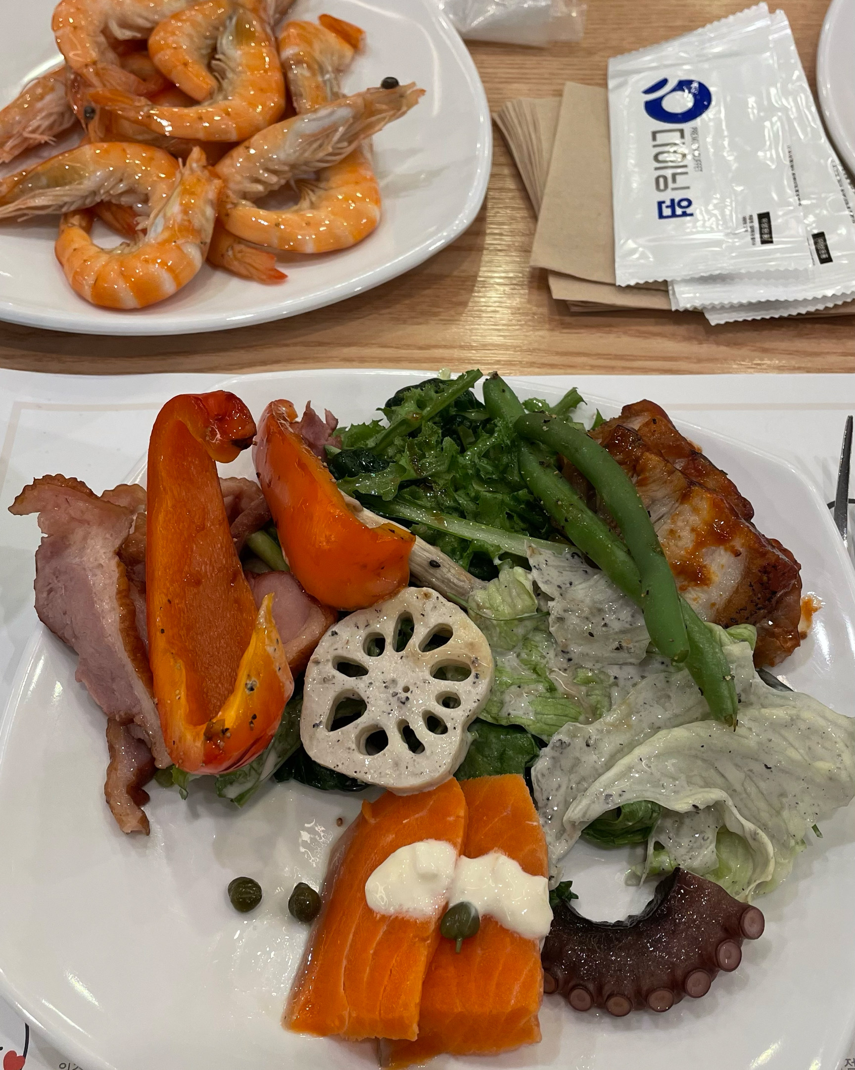 초밥 종류도 샐러드도 신선하고 - 상암 맛집 다이닝원 상암점