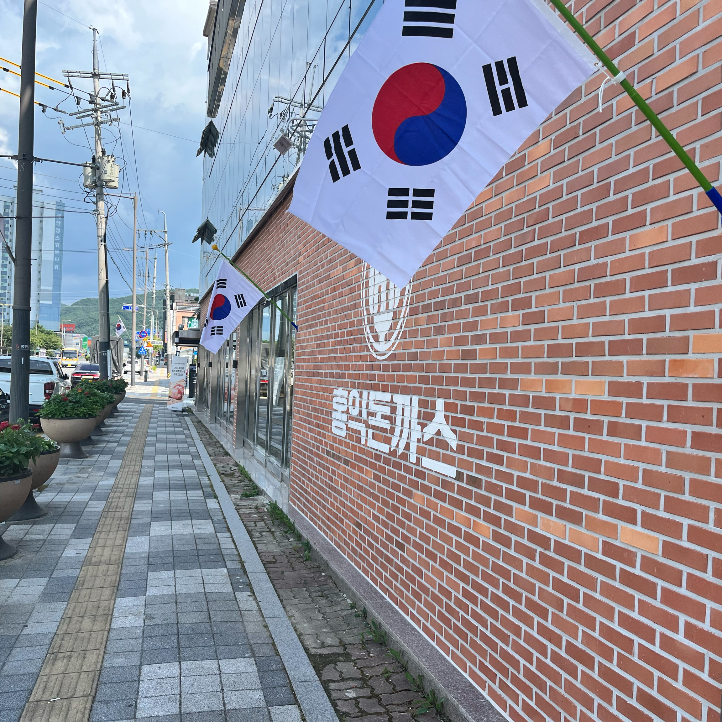맛이 너무 좋구요 직원들이 친절해요 고기가 두툼하고 소스가 맛있어요. 맛있게 먹고 갑니다.