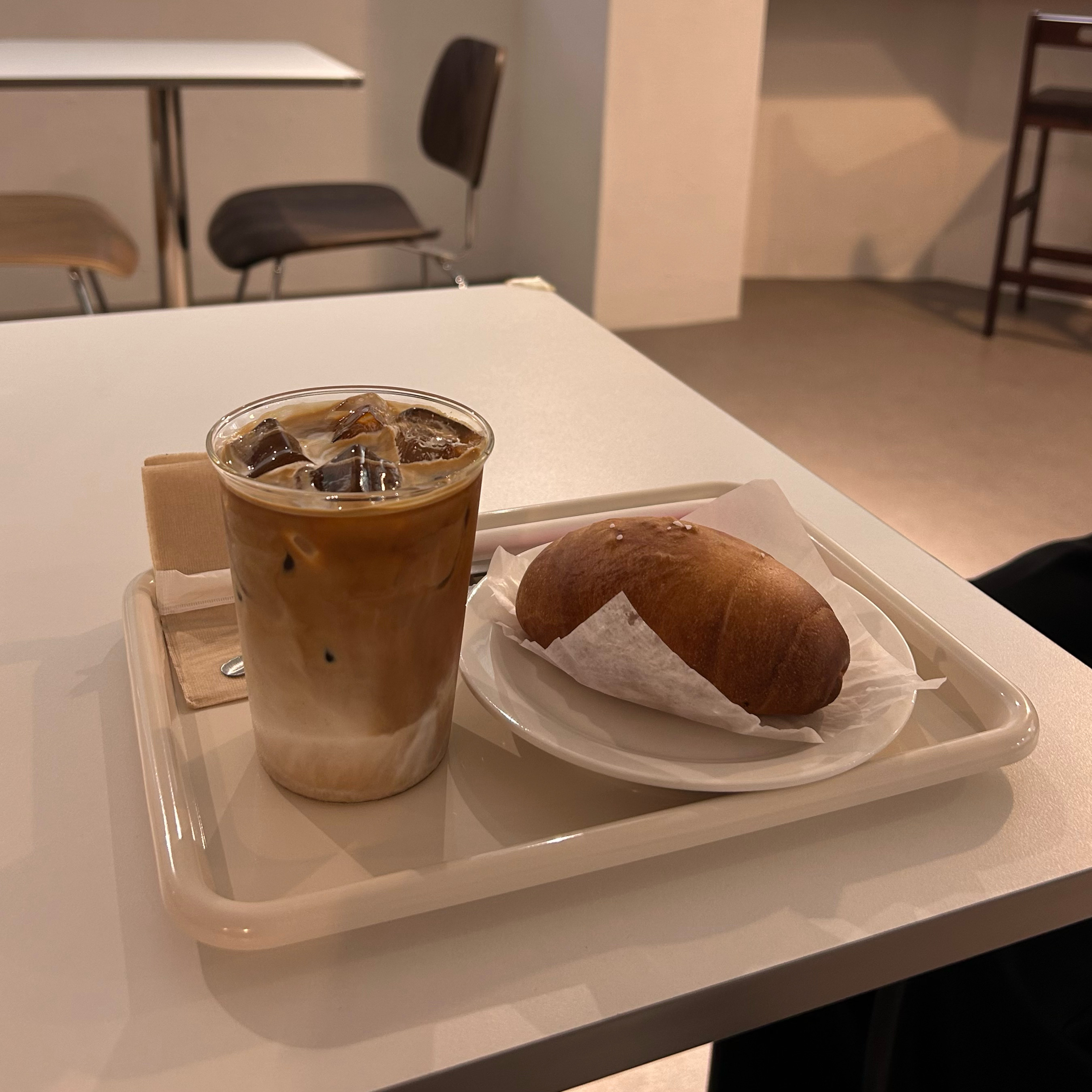 비오는 날 갔는데 잔잔한 분위기라 너무 좋았어요! 저번에 소금빵 먹어보고 맛있어서 또 먹으