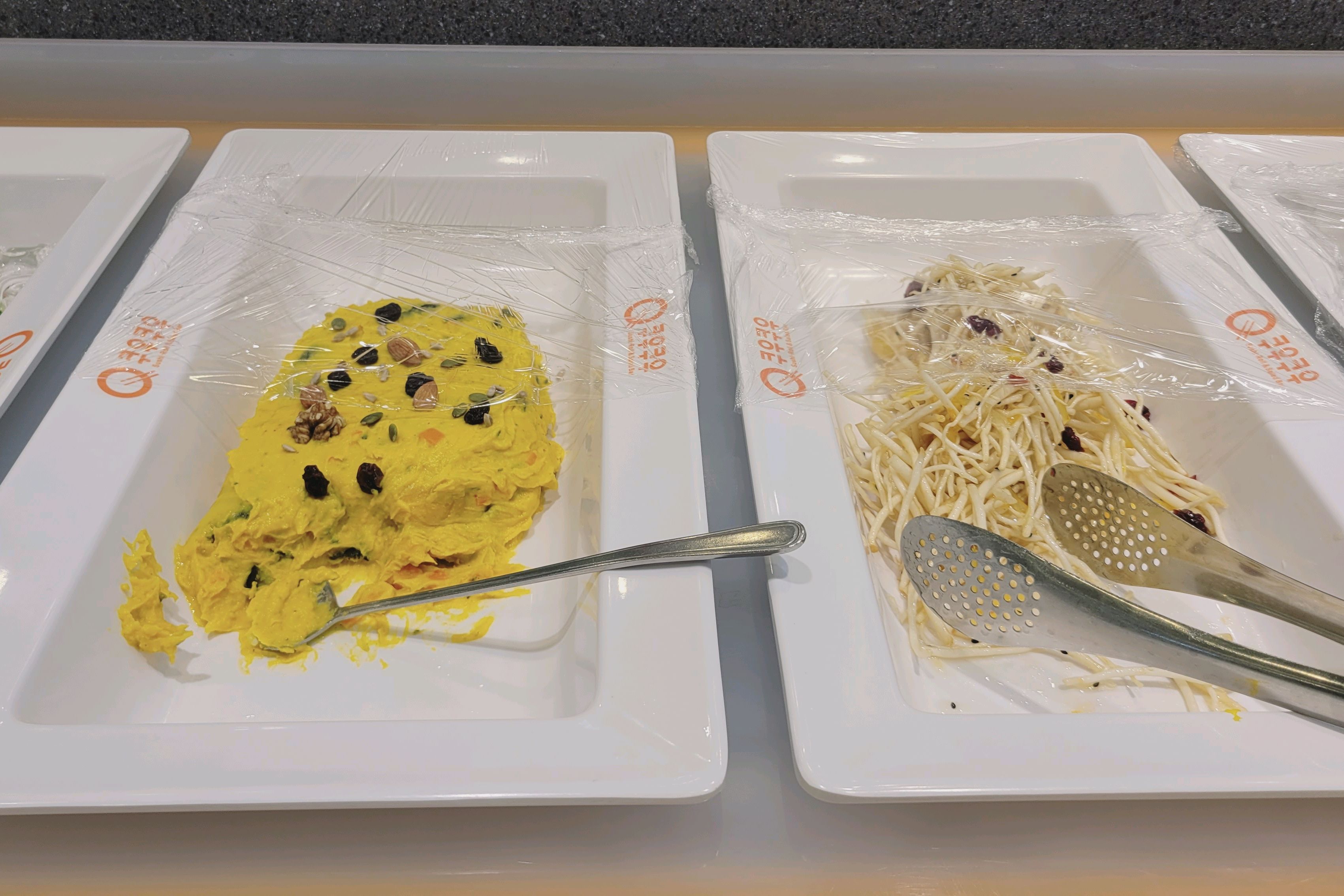 음식 맛있어요. 짜임새 있는 동선에 많이 안걸어가도 음식 다 가져올수 있고 공간활용 잘된곳