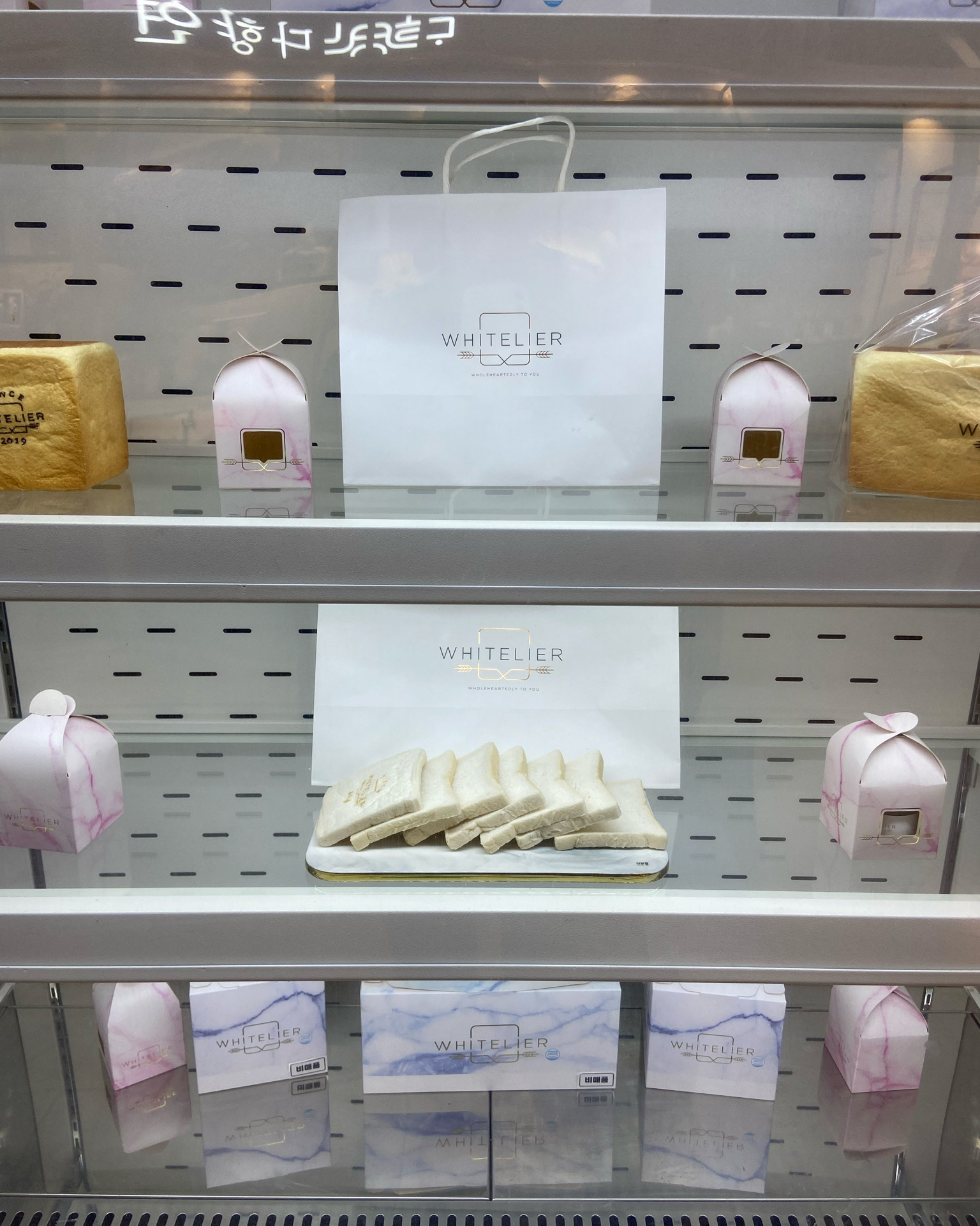 버터향이 가득 말랑말랑 하루 지나도 솜털처럼 부드러운 식빵입니다. 롯데백갈때마다 들리는 식