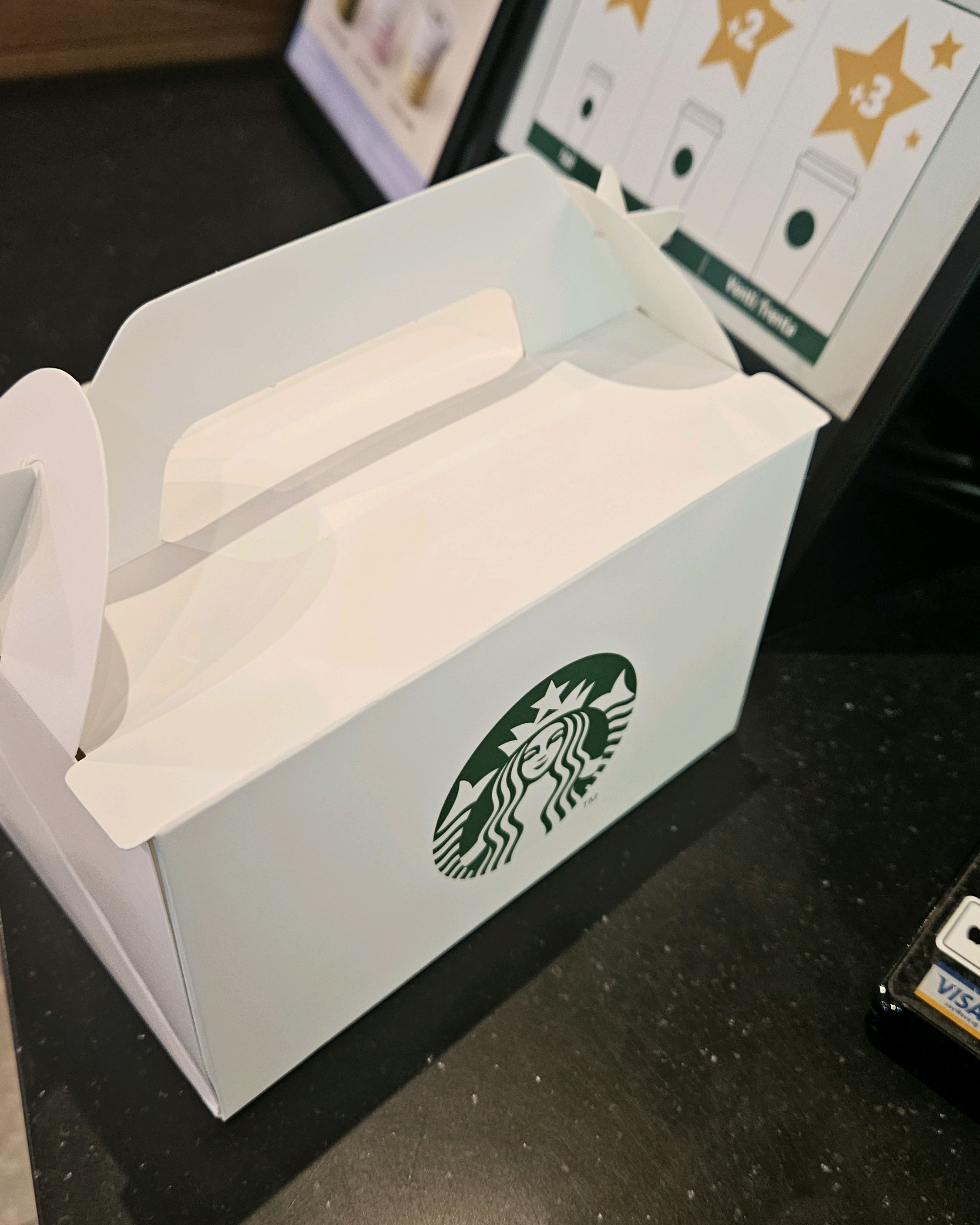 제일 자주방문하게 되는 스벅 천안불당점은 웨이팅이 길지않아 좋아요.크레이프 케이크 하나 테