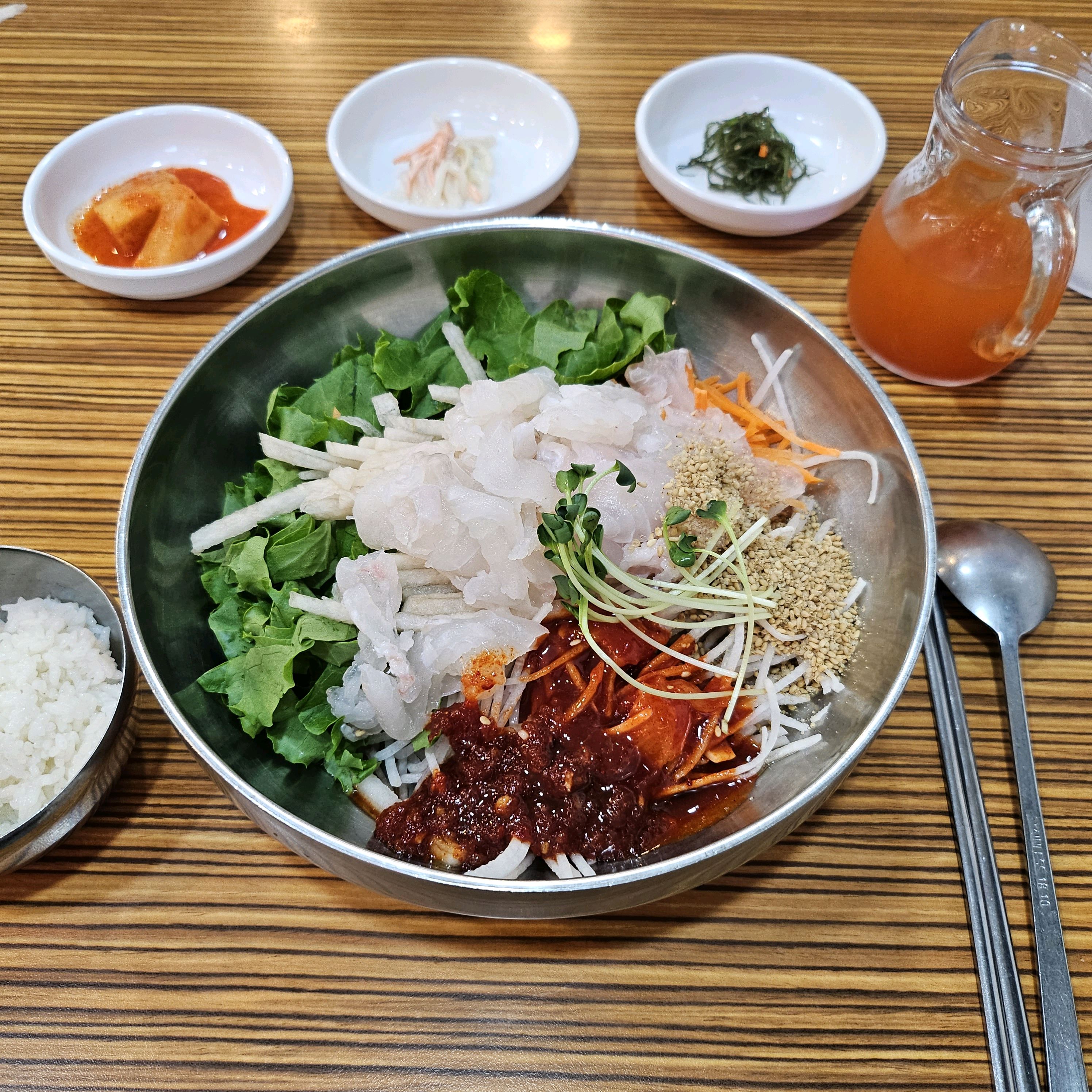 너무 깔끔하고 맛잇었구요, 사진으로는 좀 작아보이는데 그릇이 거의 대야에요.  야채가 산더
