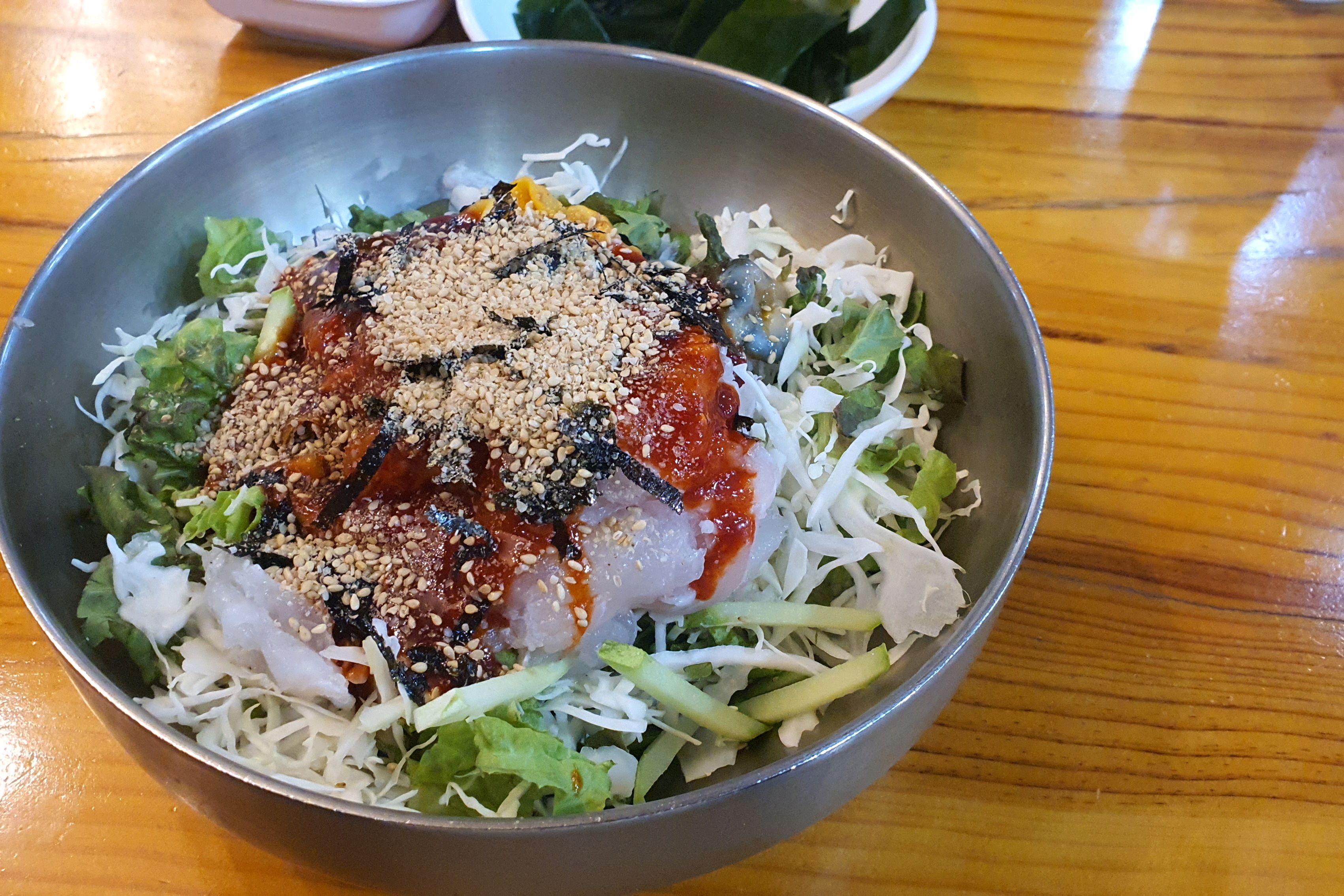 해산물 물회가 맛있다는 리뷰 보고 주문했는데 해산물 물회에 있는 세꼬시뼈가 너무 억세요.