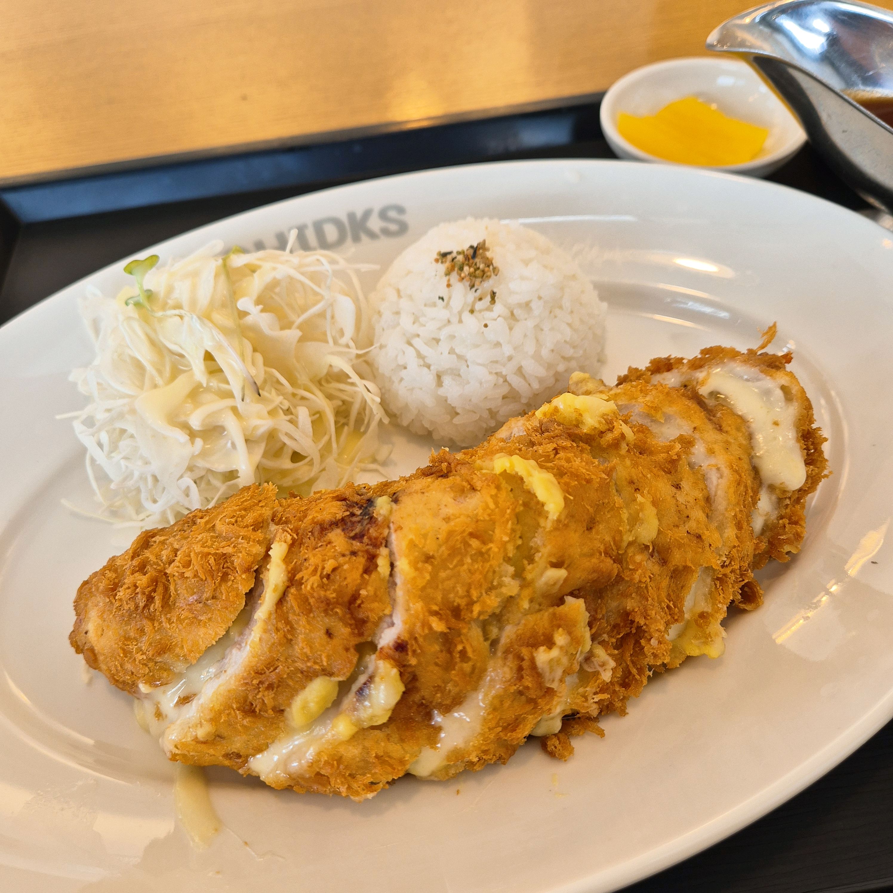 플레이팅이 조큼 바뀌었지만 어쨋든 친절하시고 맛있습니다ㅎㅎ👍 - 제주시내 맛집 홍익돈까스 신제주점