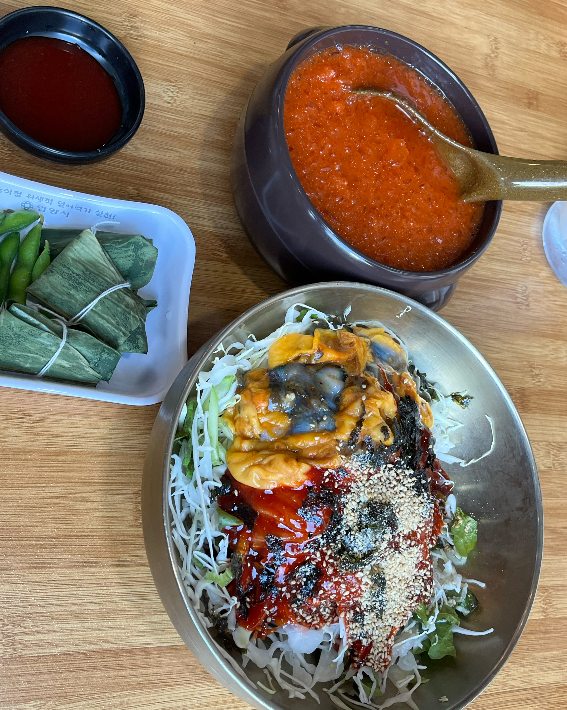 해산물 물회 속 멍게가 큼직하고 향이 좋네요. 시원하고 음식도 맛있었으나 주차 공간은 10