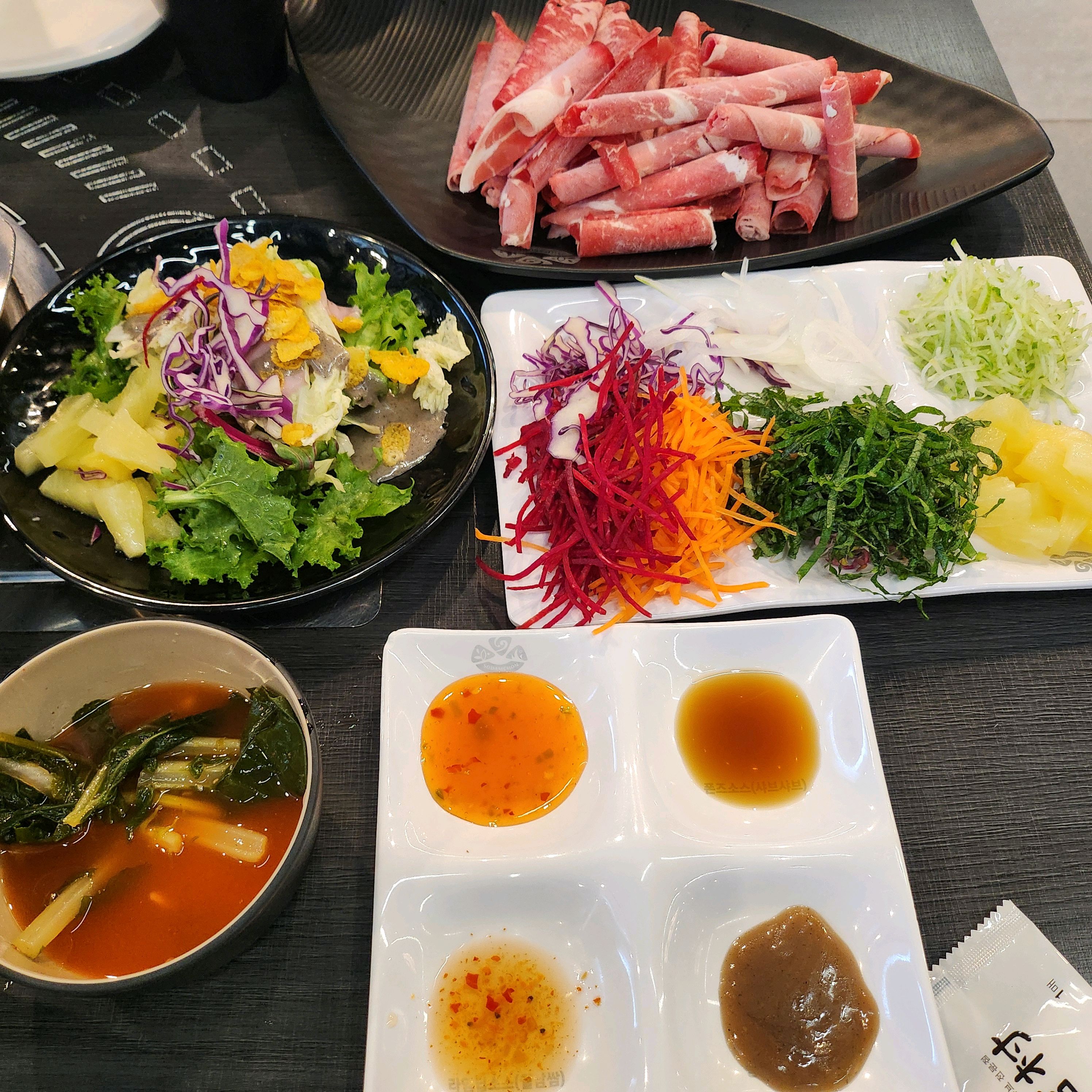 야채를 푸짐하게 먹을 수 있어서 좋아요. 후식으로 다양한 맛의 아이스크림과 커피를 마실 수