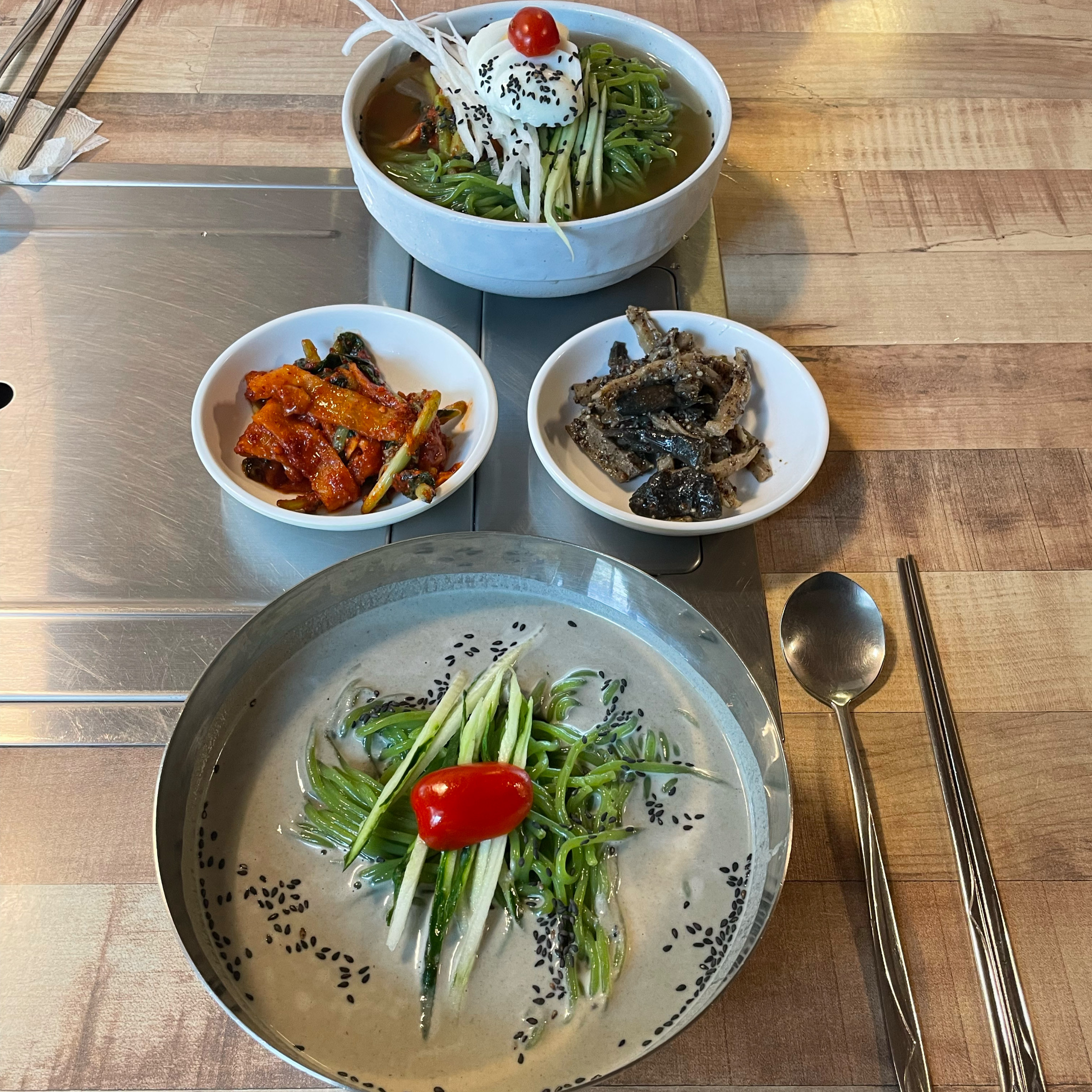 검은콩국수는 검은콩 특유의 고소함과 브로콜리면으로 건강한데 쫄깃하구 맛있어요 ! 그리고 열