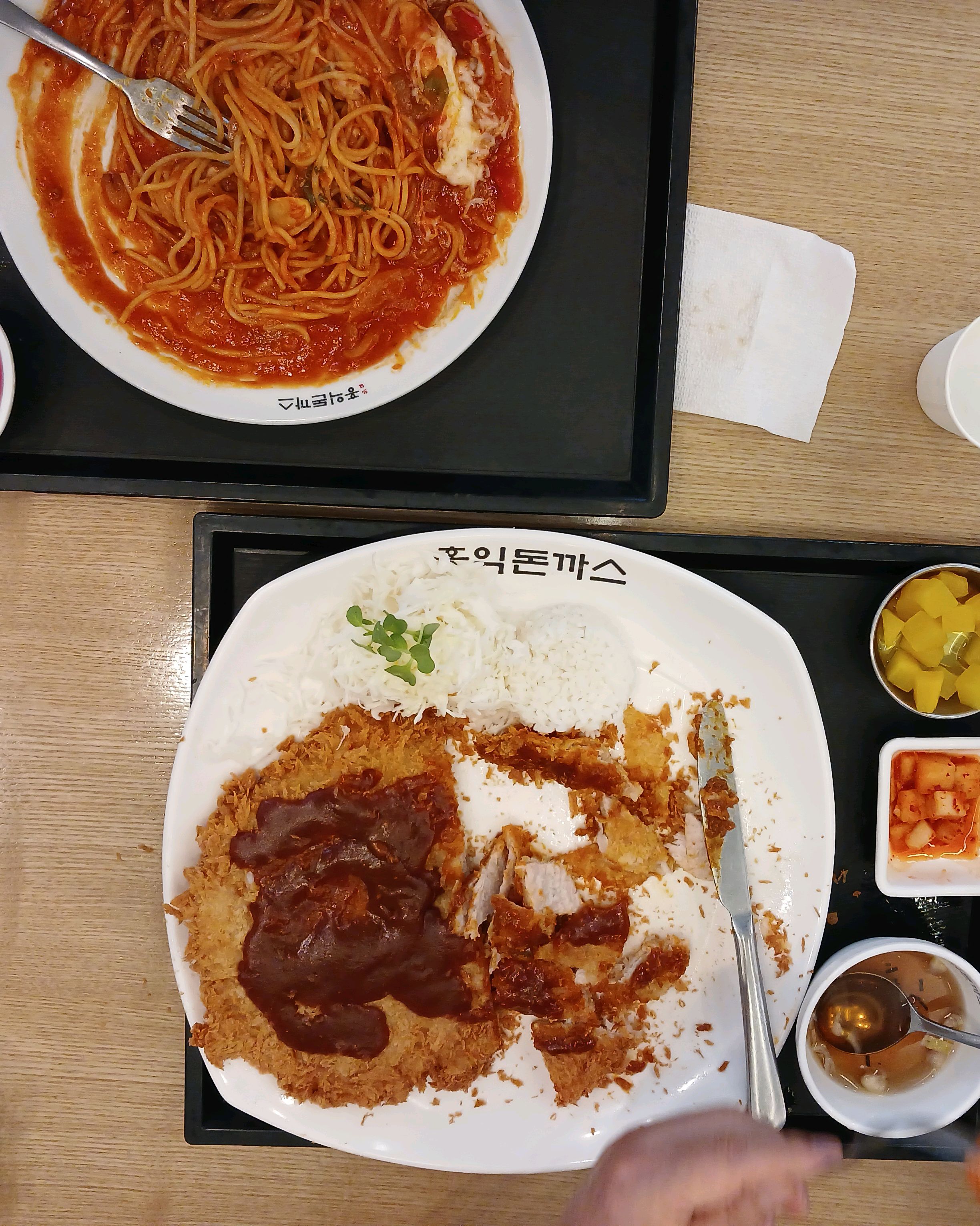 돈가스가 먹고 싶으면 가는 곳이에요. 양이 많으면서도 맛있어요 직원들이 항상 친절해요 남은