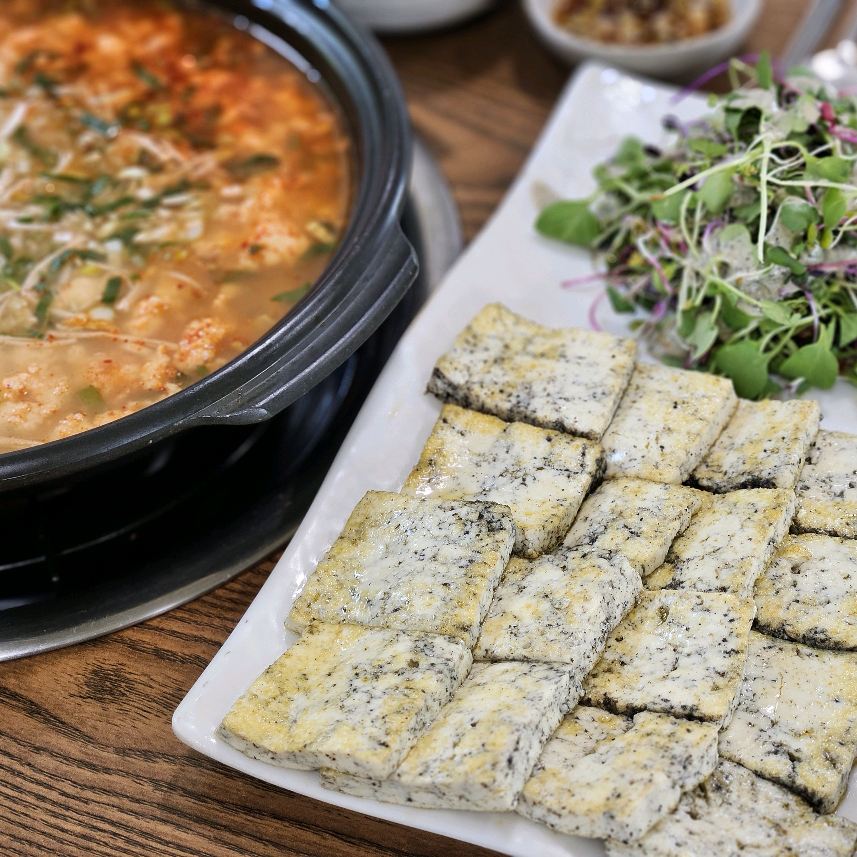 순두부전골&흑임자 두부구이 - 경포대 맛집 뚱할머니순두부