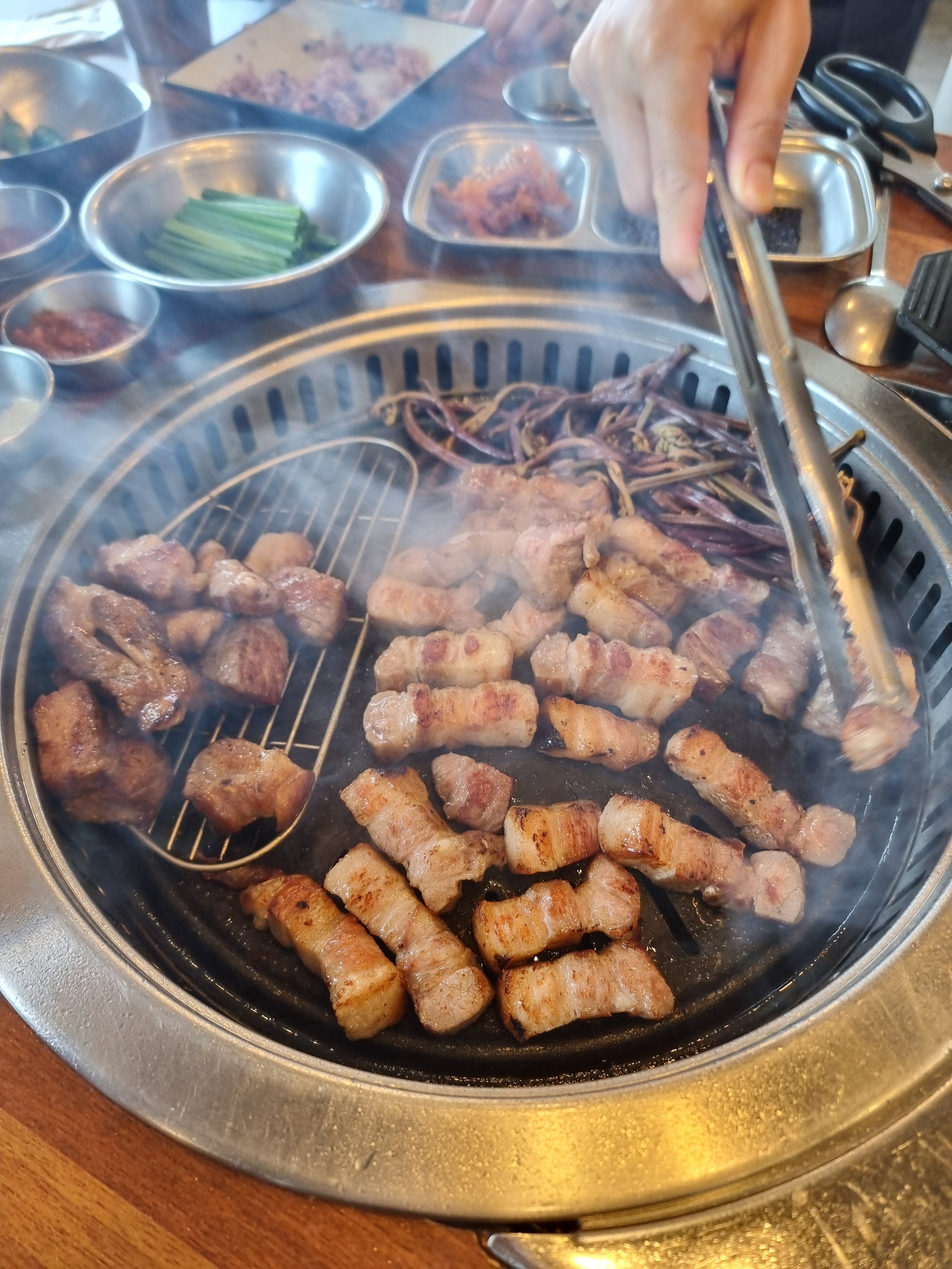진짜 고기뿐만 아니라 음식이 다 맛있음 서비스 어린이된장까지 완벽하게 맛있네요 뷰도 미쳤어