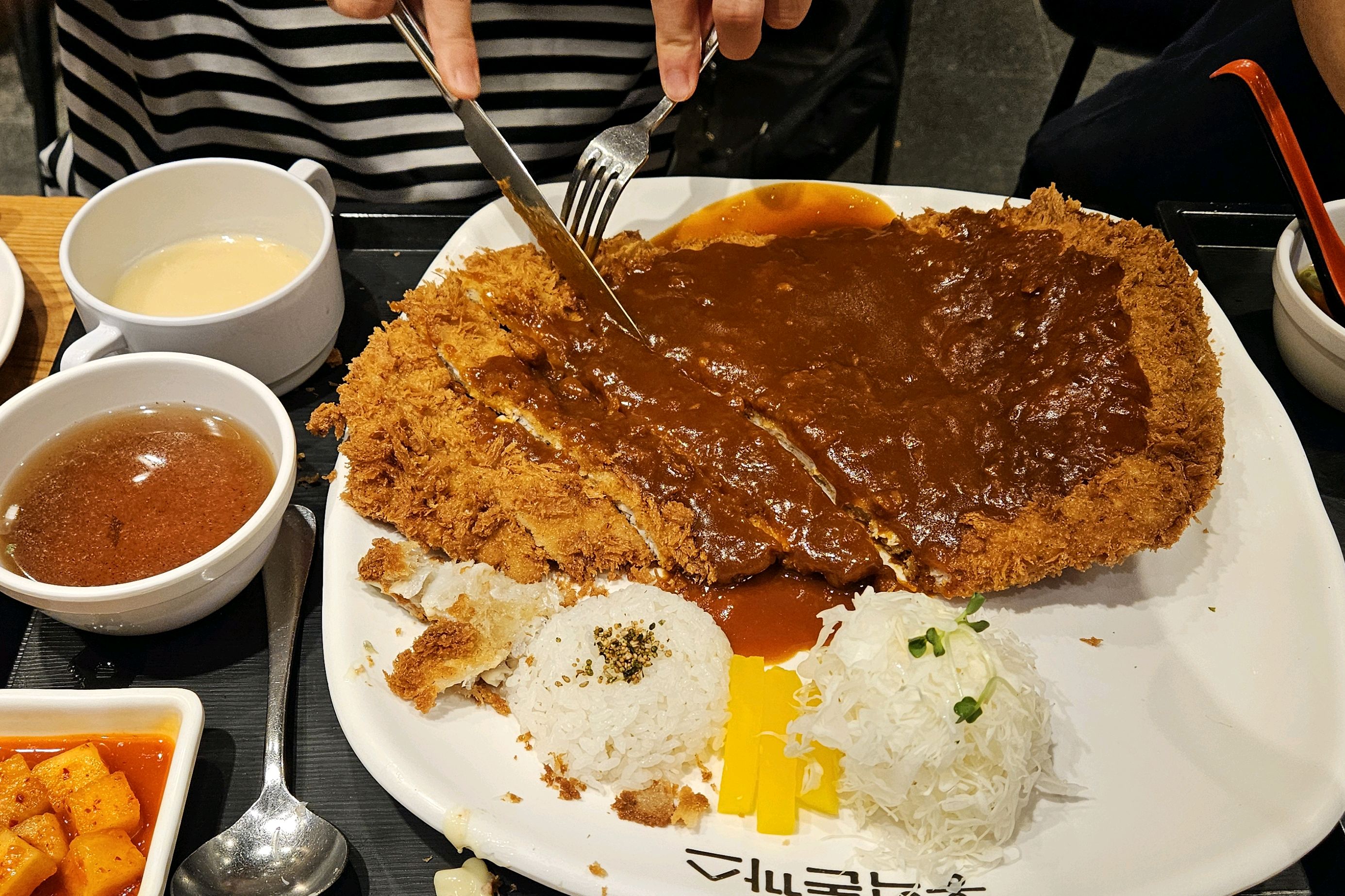 아이 학교 기숙사 입소날 - 송탄 맛집 홍익돈까스 송탄점