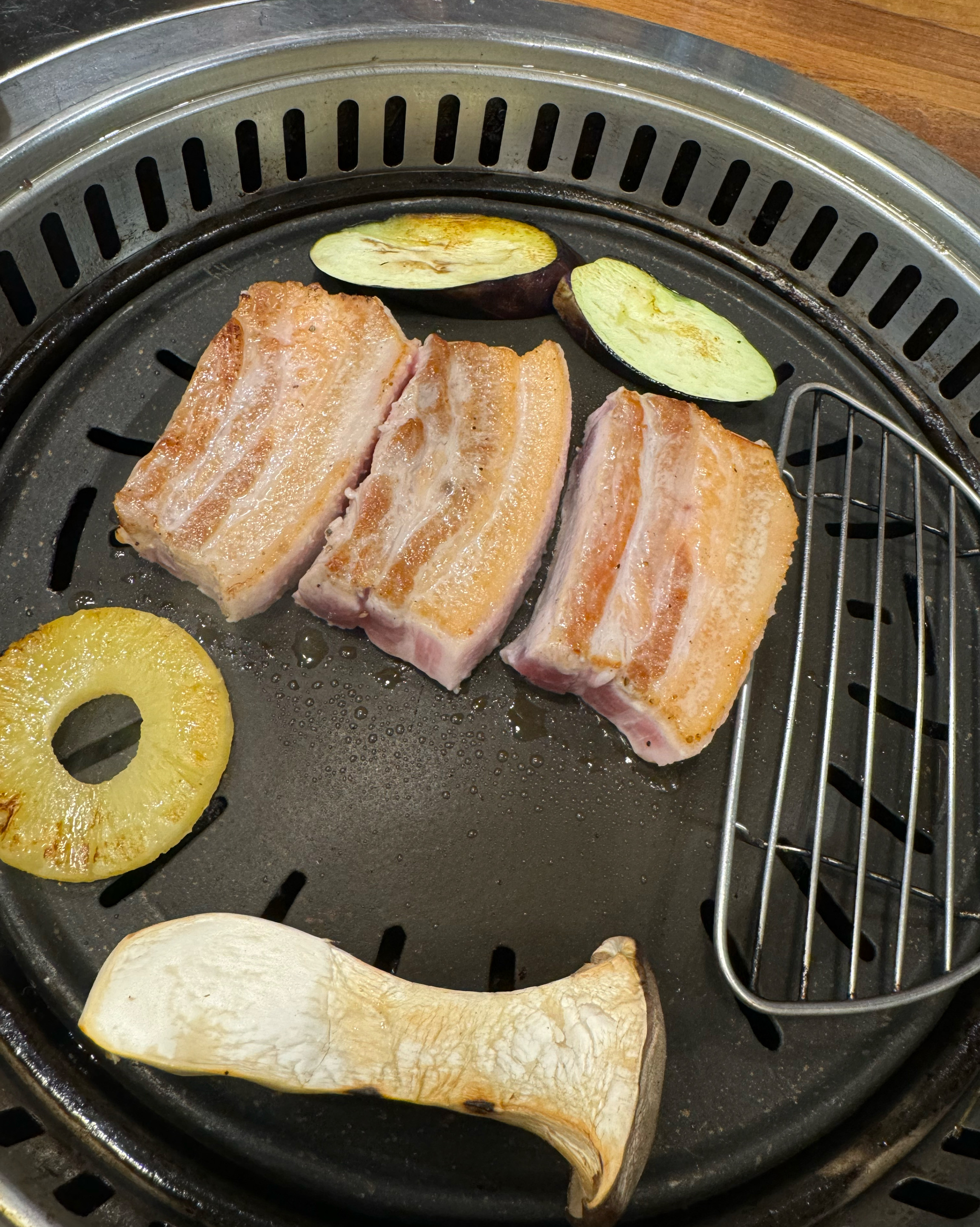 고기가 신선한데다 직접 정성스레 구워주셔서 너무 맛있었고 직원분들 다 너무 친절하시고 분위