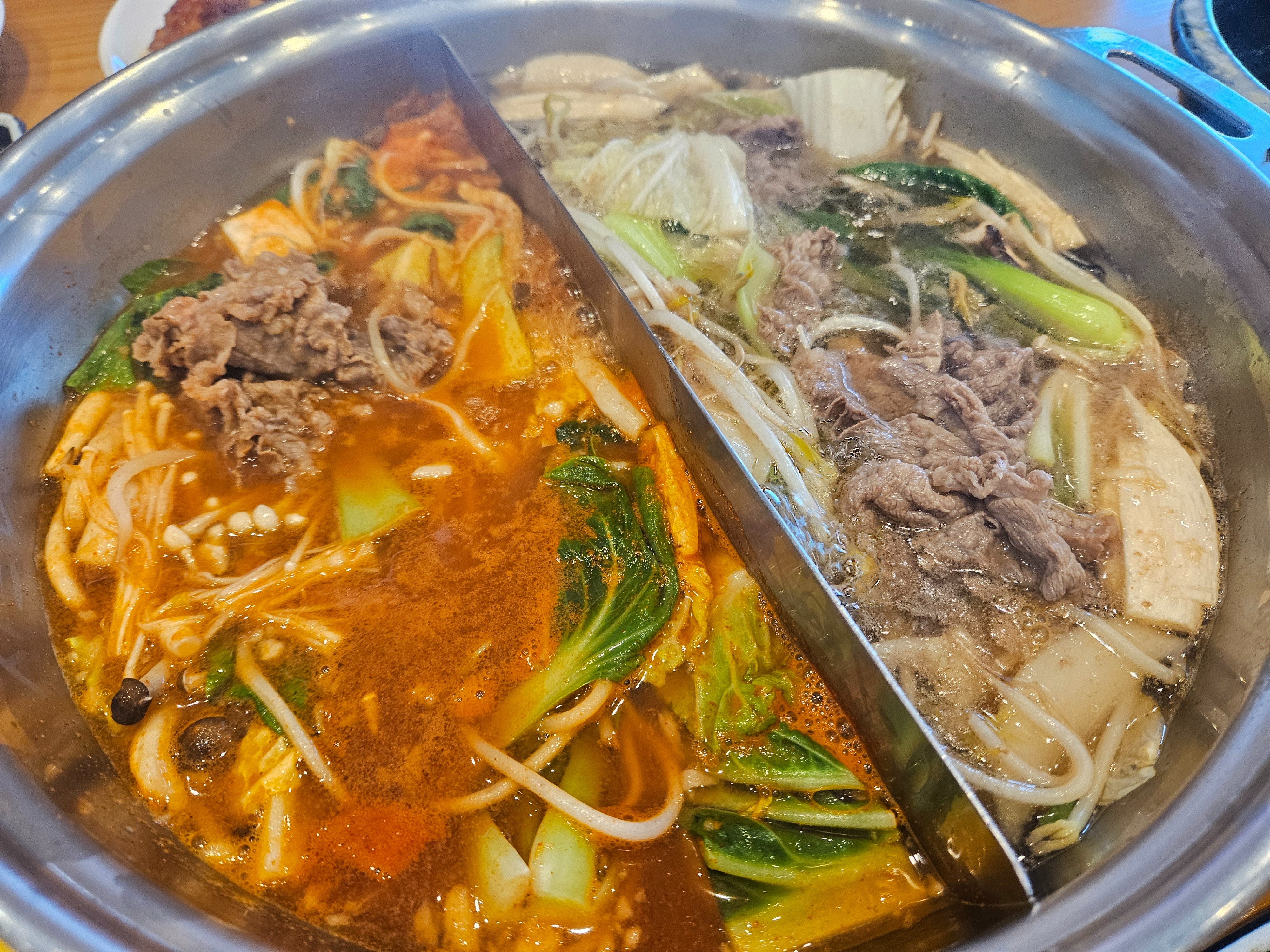 얼큰과 가쓰오육수해서 샤브샤브 먹었어요! 얼큰육수는 제 입엔 얼큰함이 살짝 부족했지만 그래