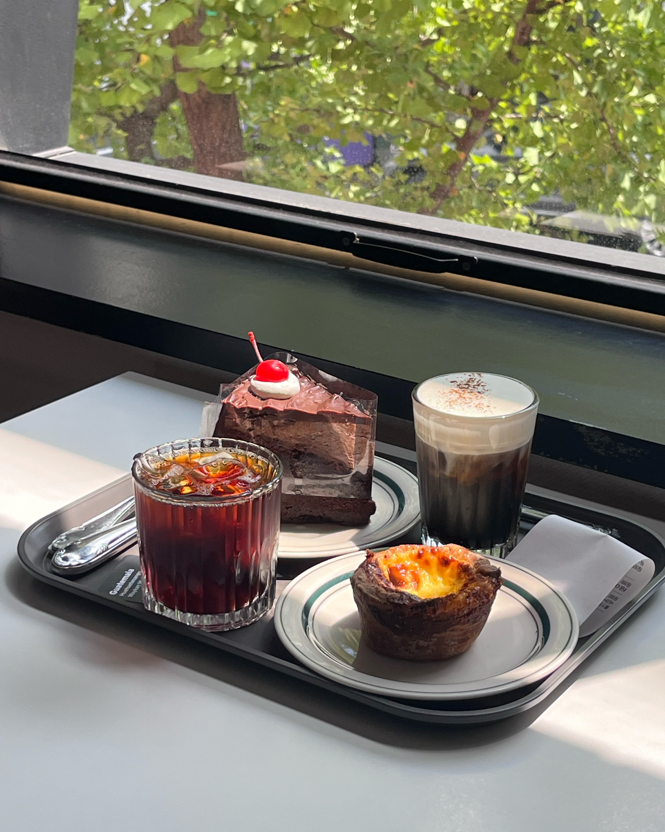 망원역 근처에 있는 카페 찾아보다가 망원지튼에 와봤는데, 커피랑 디저트 모두 맛있었고 분위