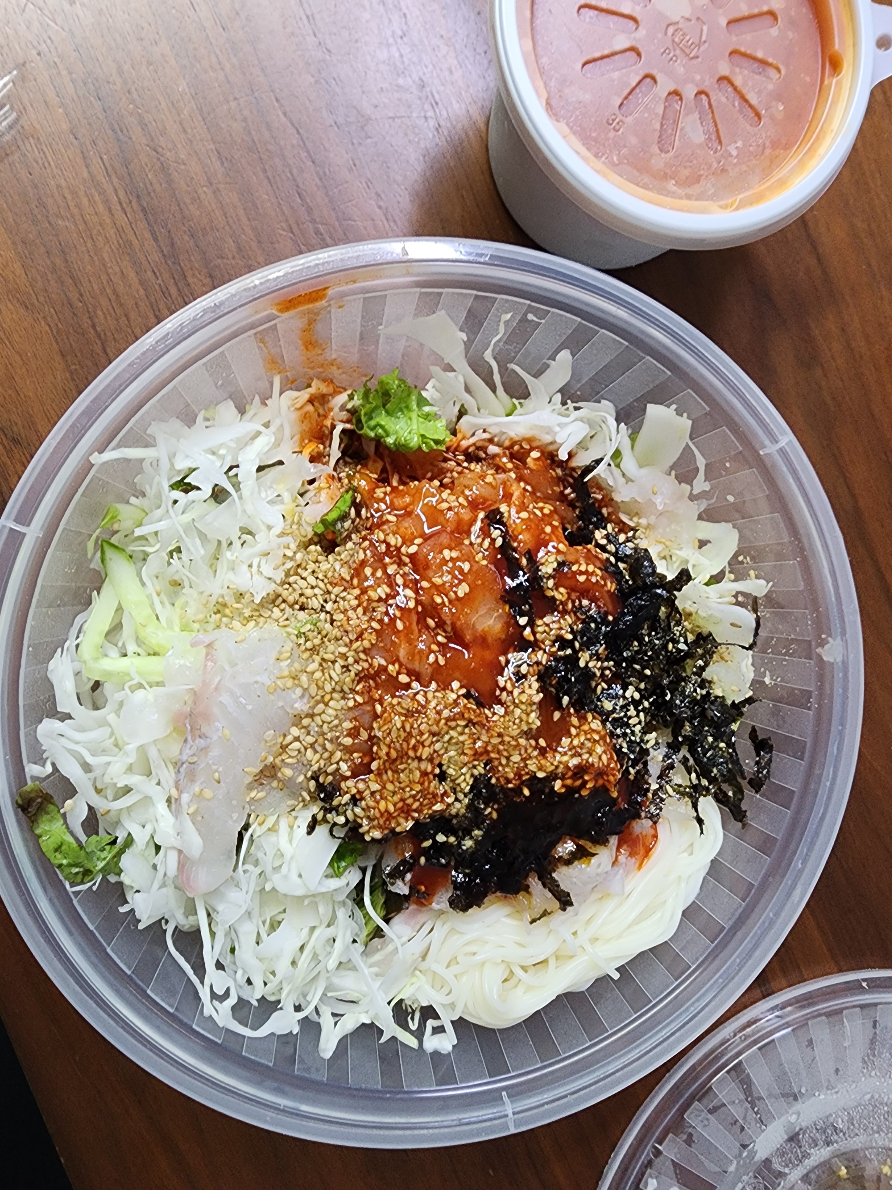뼈없는물회 포장해서 먹었는데요. 생선이 칼질을 하다 만건지 3~4점이 붙어서 젓가락으로 찢
