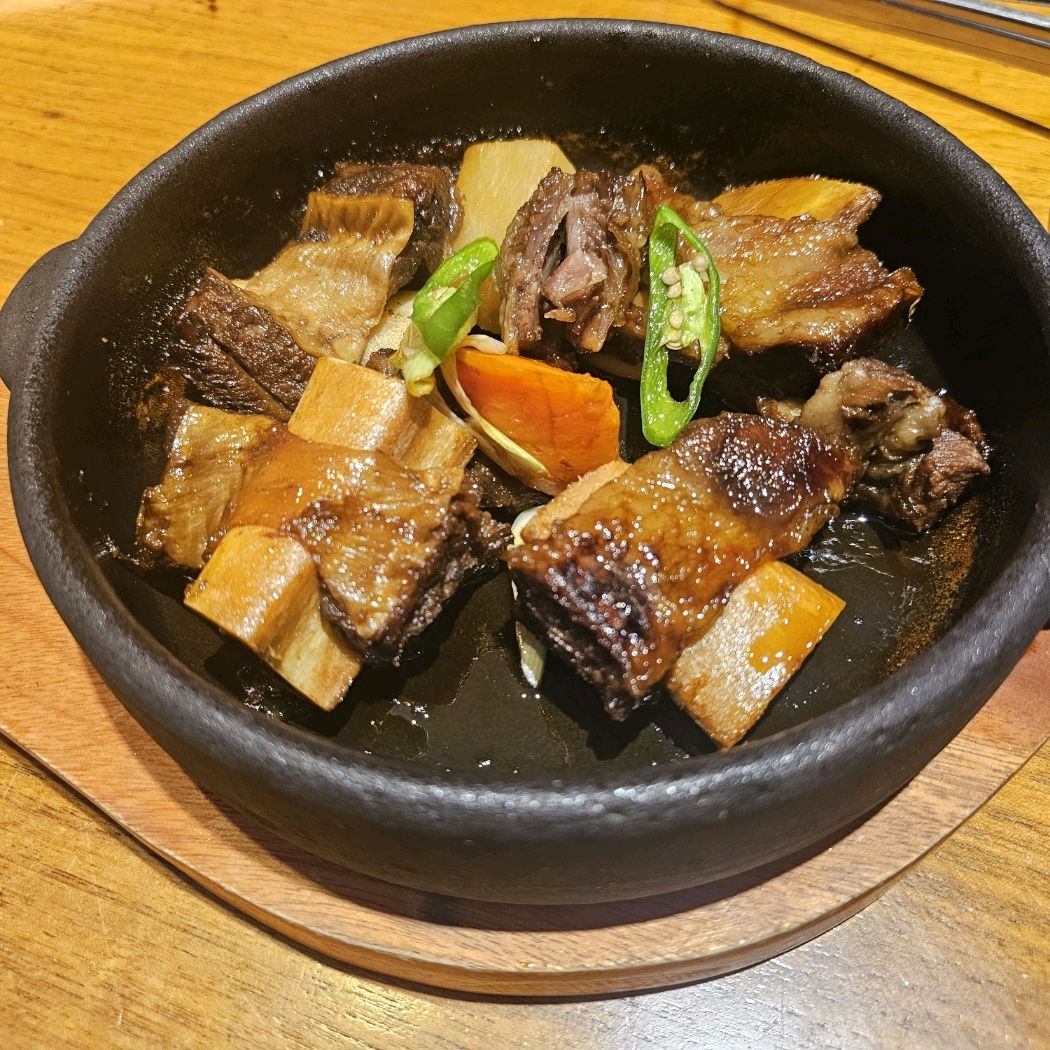 천지연 에서 갈비찜 메뉴를 먹어봤어요 질기지 않고 솥밥이랑 같이 먹으니 밥도둑이 따로 없네