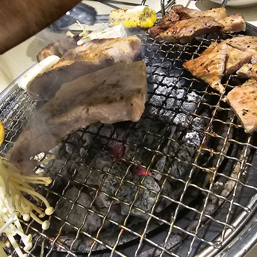 오늘 처음 간 명륜 중곡점 완전 반해써요 😍😍고기도 완전 맛있고 사장님 직원분들 완전 친절