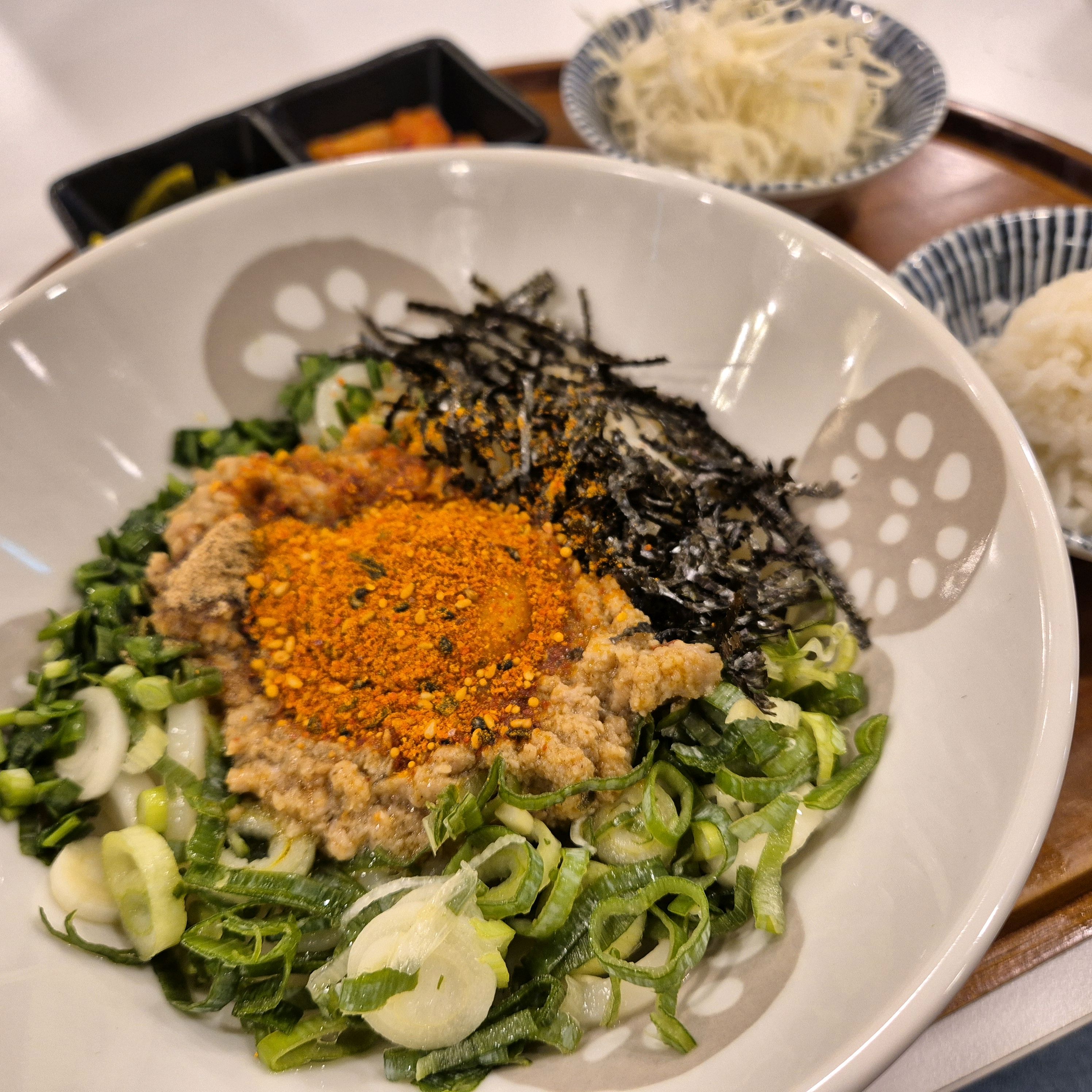 마제소바 양념이 정말 맛있어요. 우동면이 쫄깃하고 양념이랑 계람 노른자랑 잘 어울리네요~~