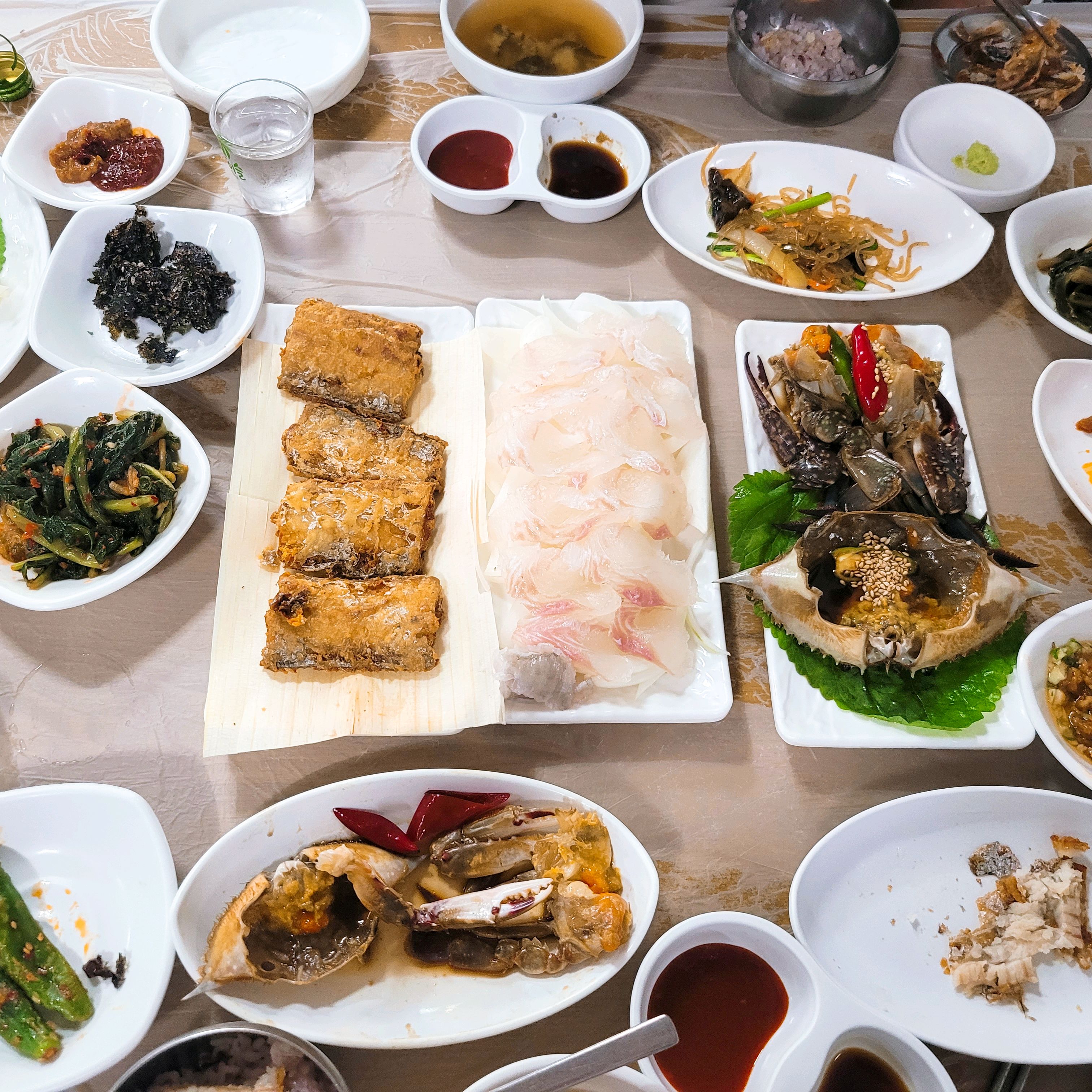 게장정식1 회정식1 해서 신랑이랑 먹고왔는데 여러가지 함께 먹으니 더 알차고 맛있었어요 다
